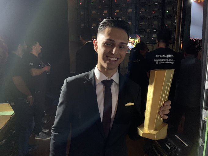 Nobru leva troféu de Craque da Galera em Prêmio eSports Brasil 2023