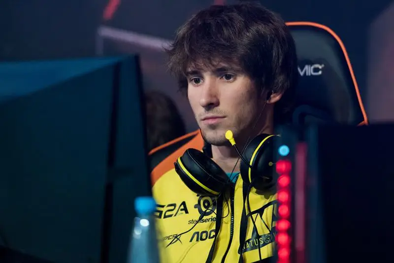 Dendi volta para o cenário competitivo de Dota 2 com a B8 800px Dendi DHS 2015.jpg