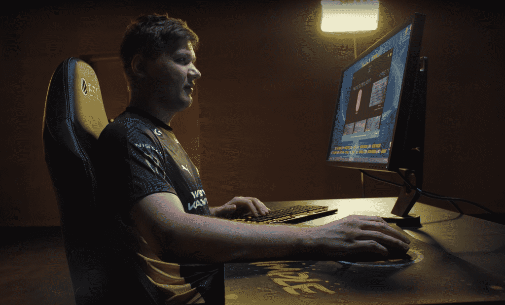 Oleksandr "s1mple" Kostyliev, jogador profissional de Counter-Strike, jogando CS.
