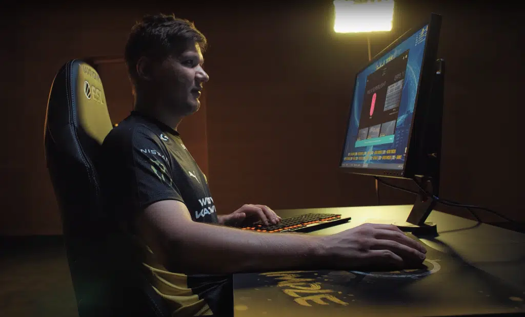 Oleksandr "s1mple" Kostyliev, jogador profissional de Counter-Strike, jogando CS.