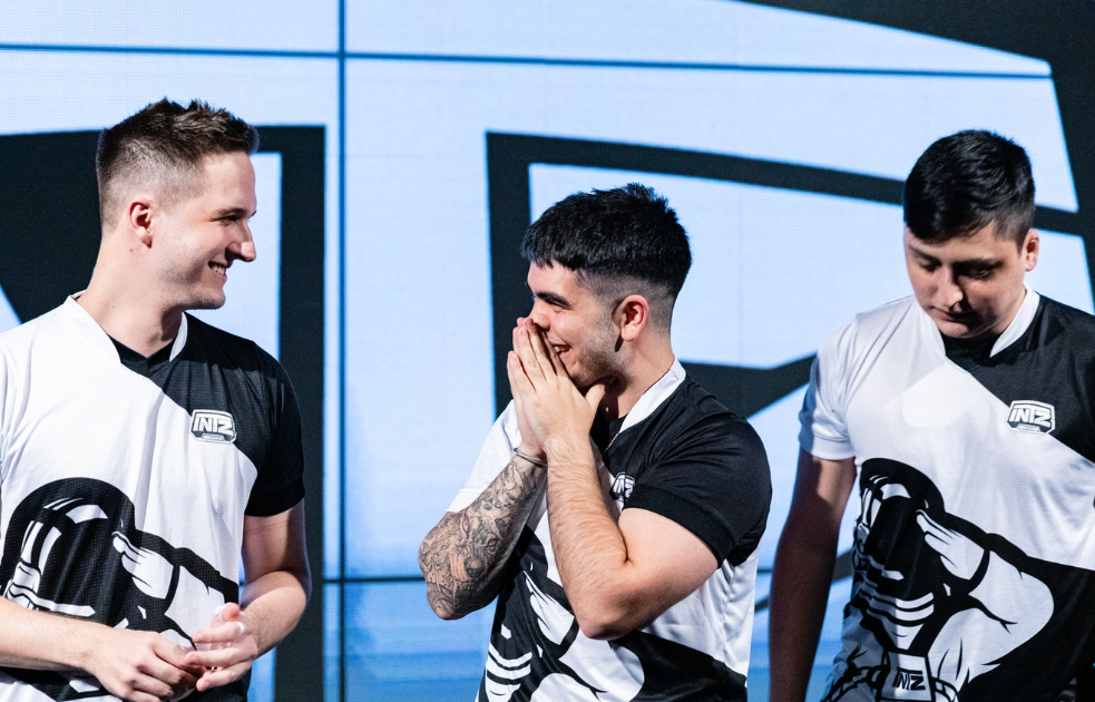 Chelo em campeonato sorrindo para companheiro de time da INTZ com as mãos unidas