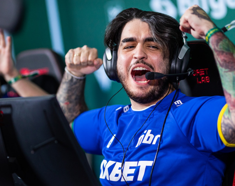 Chelo em campeonato com os braços para cima comemorando com a camisa azul da MIBR