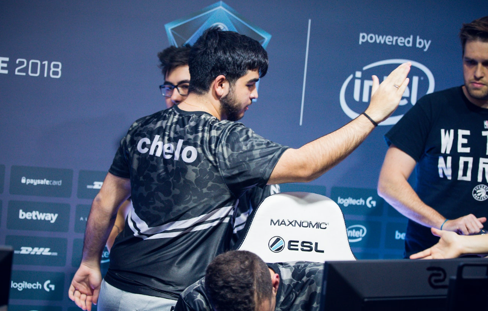 Chelo de costas em campeonato saudando colega da NTC