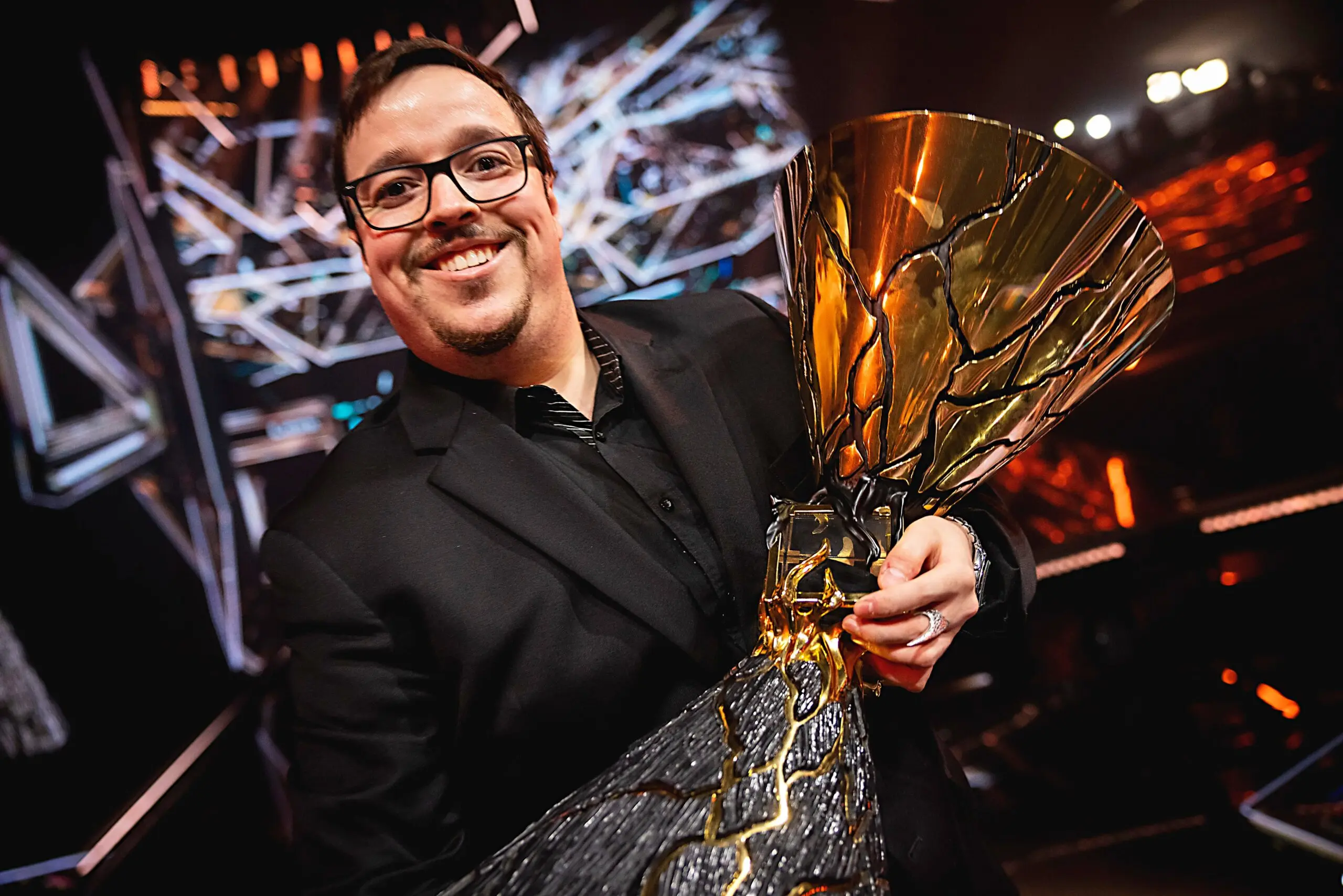 VALORANT: GC Awards divulga indicados 3 Treinador carregando troféu m