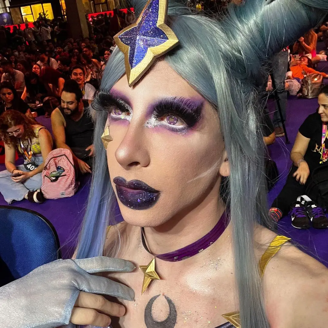 LoL e Drag? Cosplayer recria campeões do LoL com toques diferentes Snapinsta.app 324548269 499306848979185 753495031230692100 n 1080.jpg