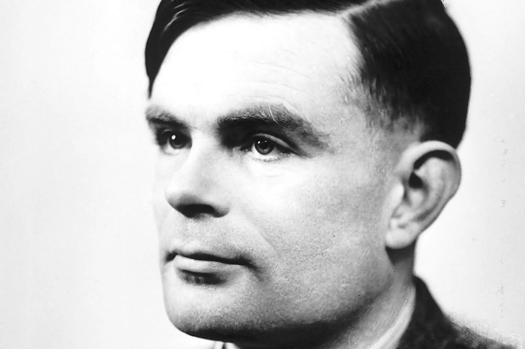 Alan Turing, o pai da computação, posa para foto