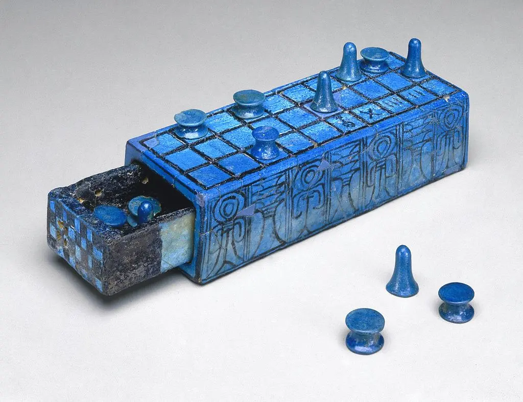 Ascensão dos eSports, Pesquisa Game Brasil 2023 revela crescimento exponencial Gaming Board Inscribed for Amenhotep III with Separate Sliding Drawer ca. 1390 1353 B.C.E.49.56a b.jpg