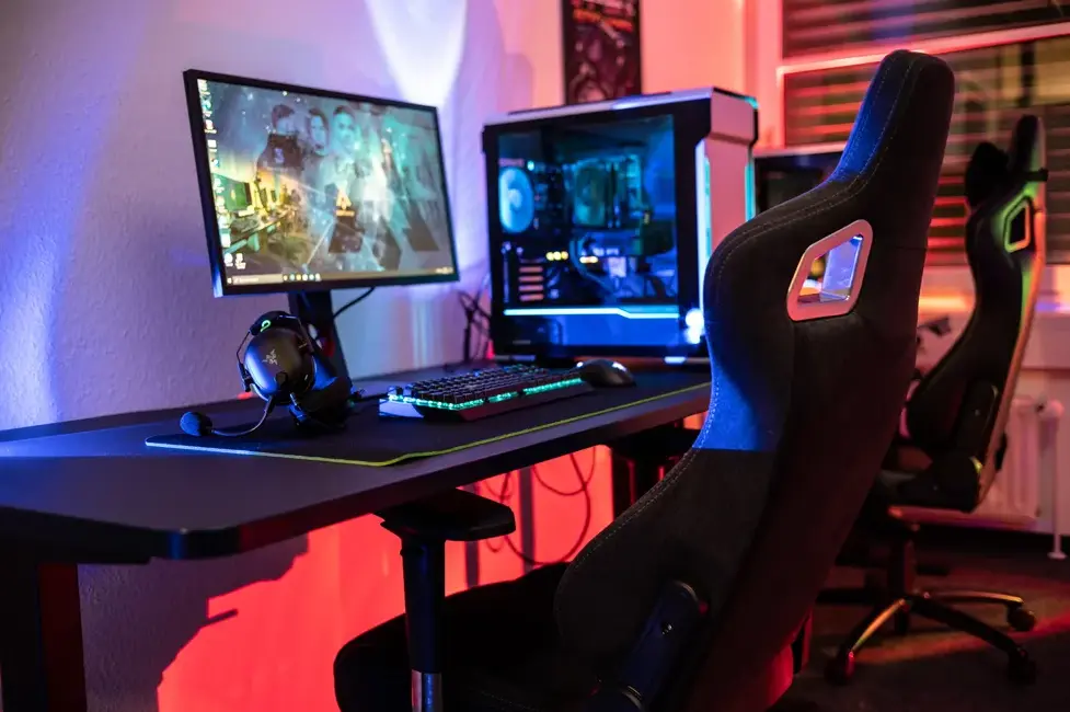 Setup gamer com foco na mesa e peças sob ela, um desktop completo.