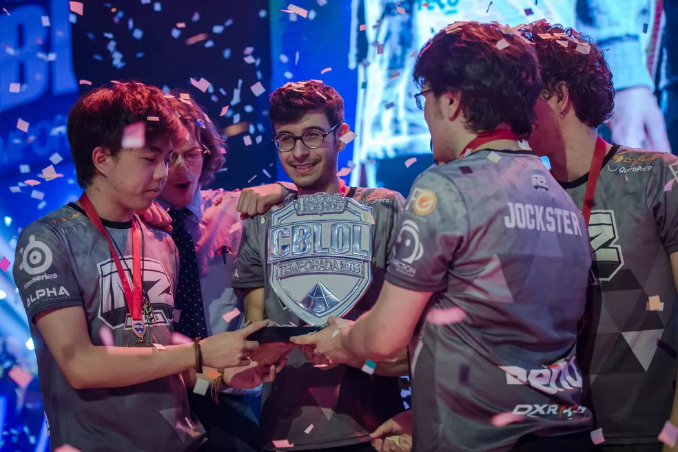 LoL: Equipe tradicional retornará ao cenário competitivo? Entenda 2 Exodia da INTZ com o troféu do 1° Split do CBLoL de 2015