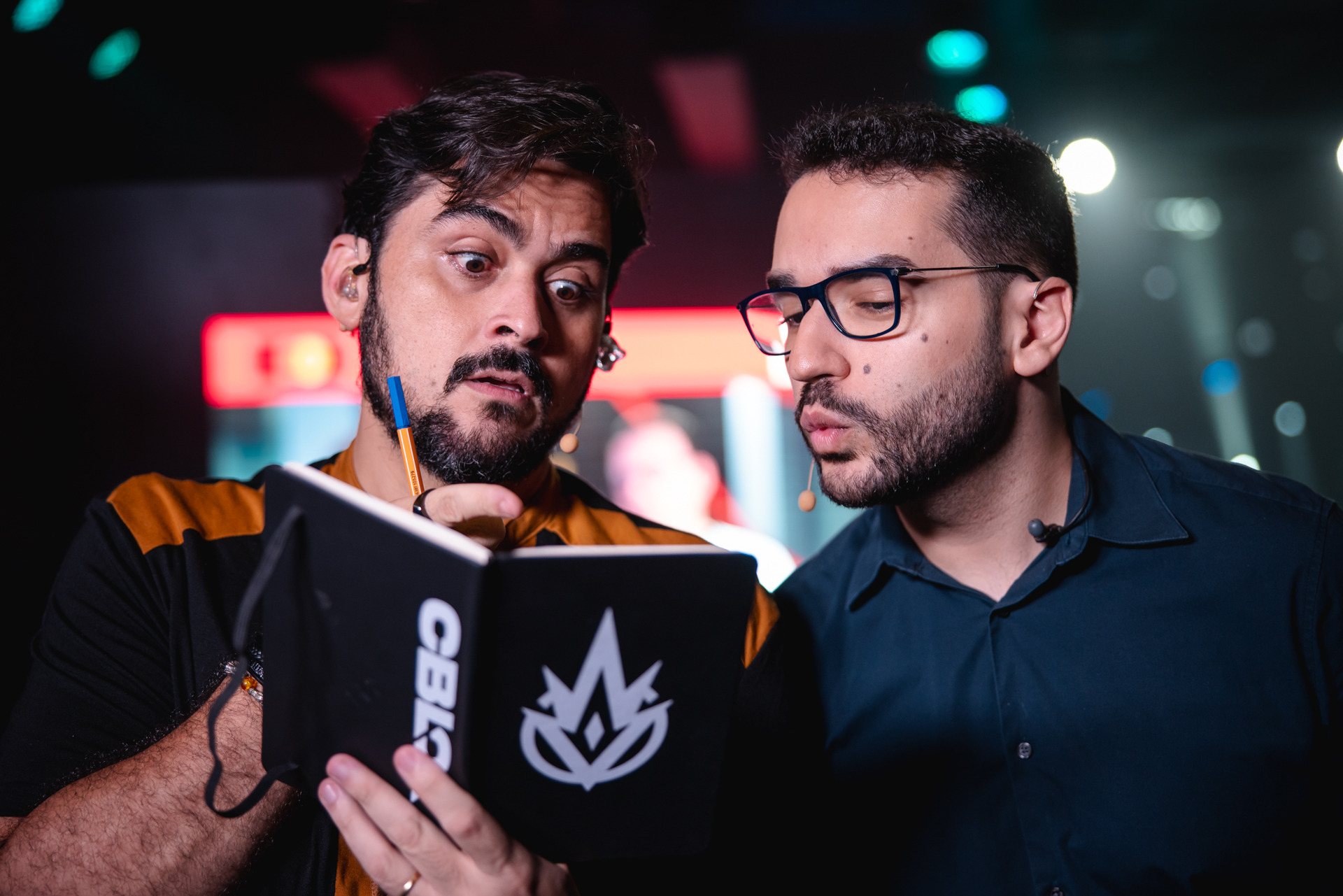 casters do CBLOL posando para foto