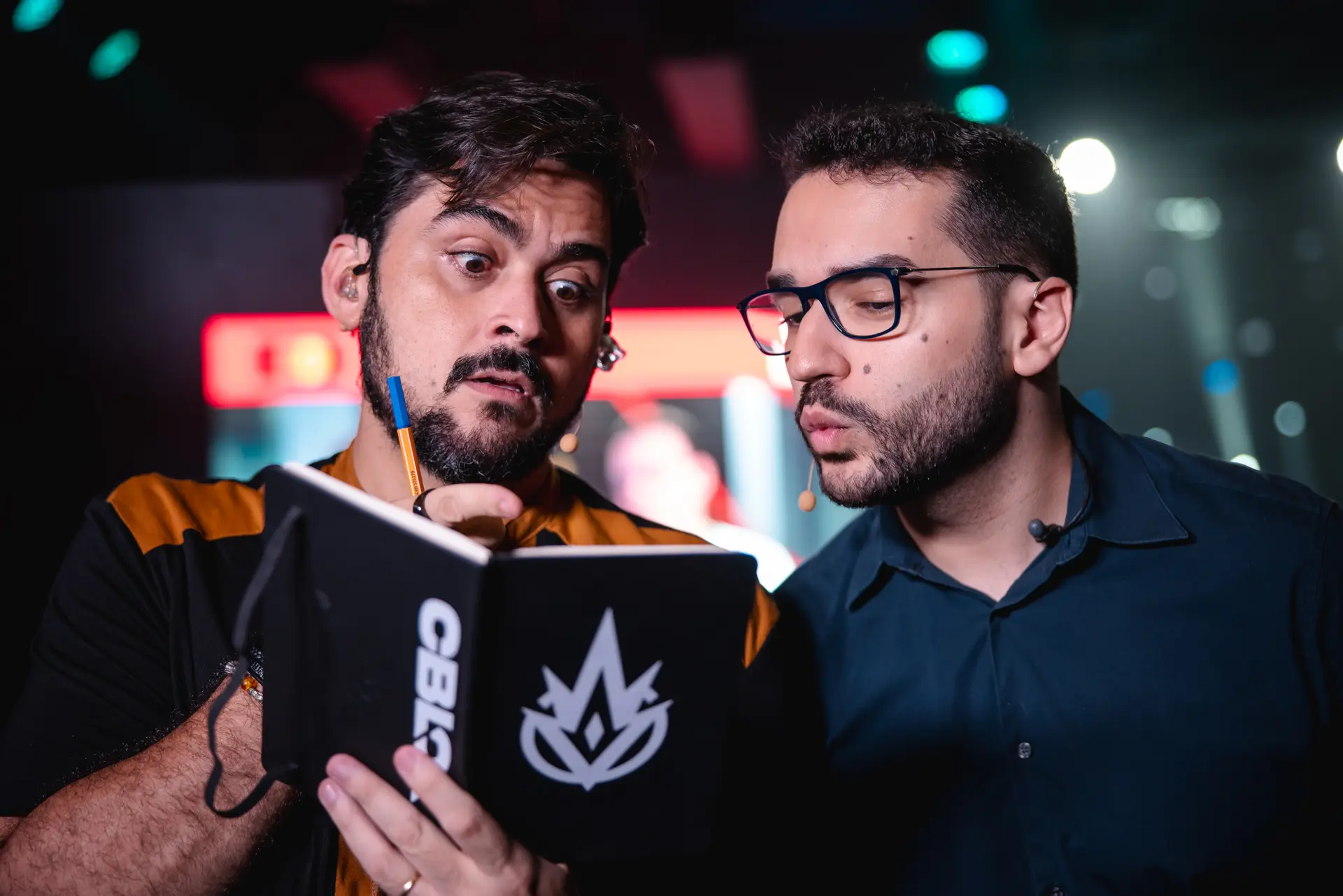 LoL: Como corrigir um erro inesperado na sessão de login? 2 casters do CBLOL posando para foto