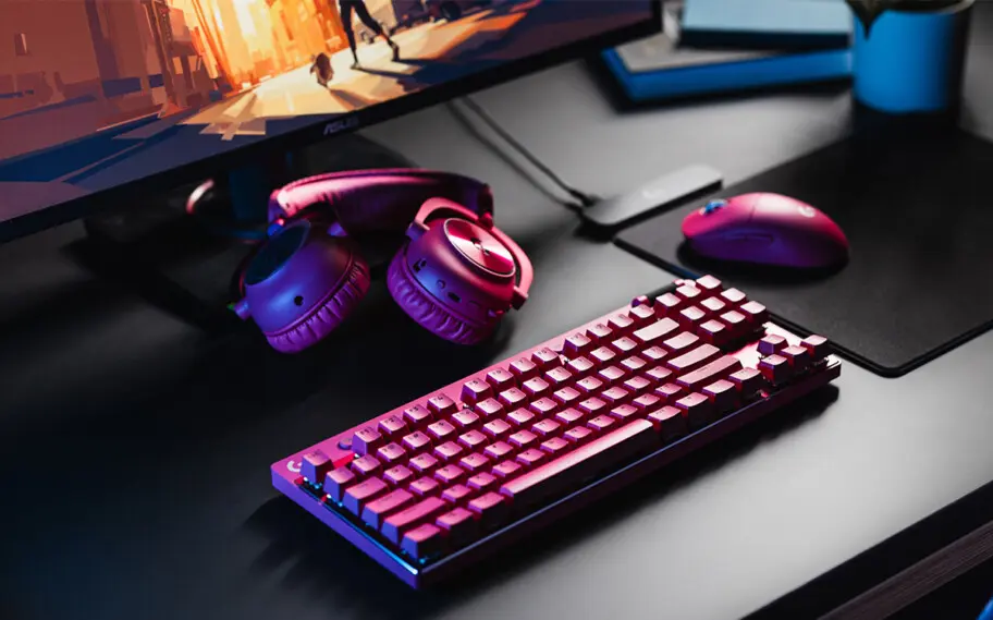 Bancada de computador com headset, teclado e mouse