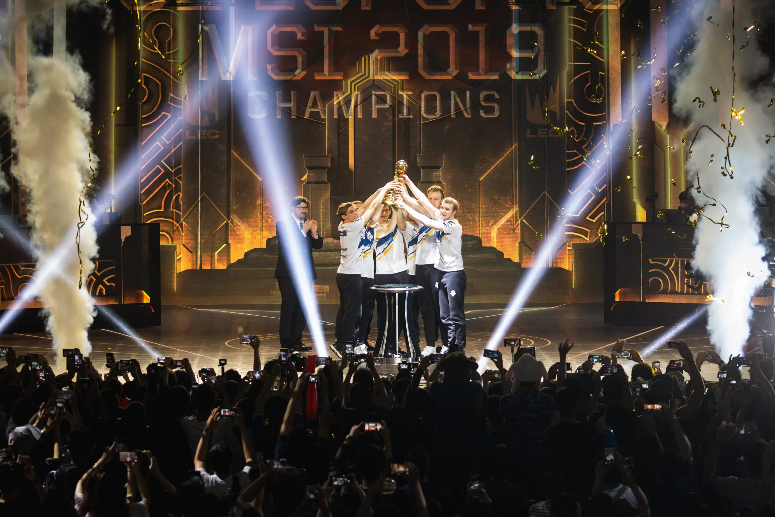 LoL Mundial: Quais participantes do Worlds já foram campeões internacionais? 3 foto da equipe G2 levantando o troféu MSI 2019