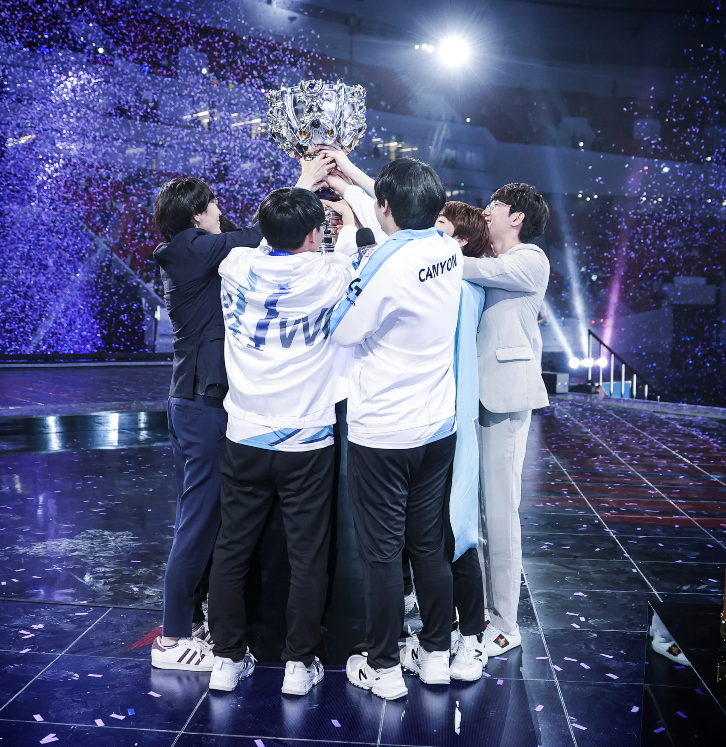 LoL Mundial: Quais participantes do Worlds já foram campeões internacionais? 5 jogadores da Dplus, antiga DAMWON Gaming levantando a taça do worlds 2020