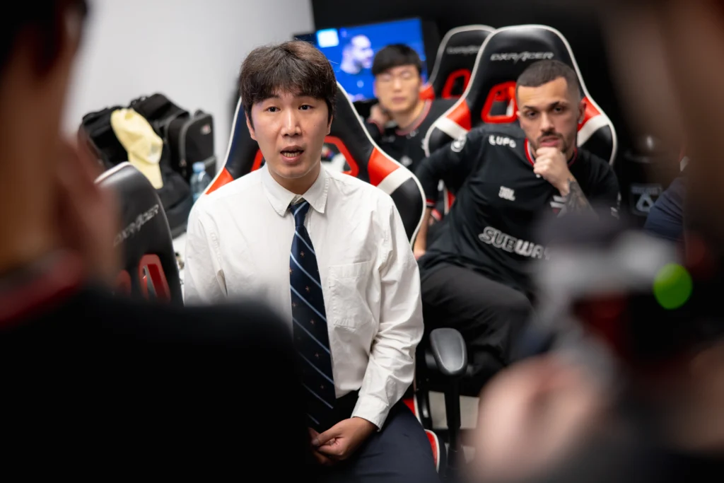 LoL: paiN Gaming estuda mudanças na comissão técnica 2 Coach Xero conversando com o time da paiN entre os jogos