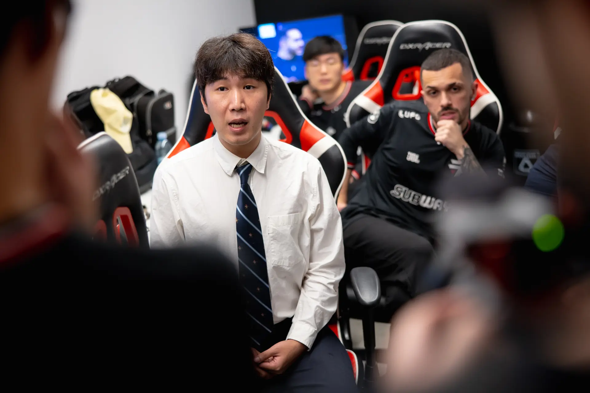 LoL: Os imports que marcaram o CBLOL 4 Coach Xero conversando com o time da paiN entre os jogos