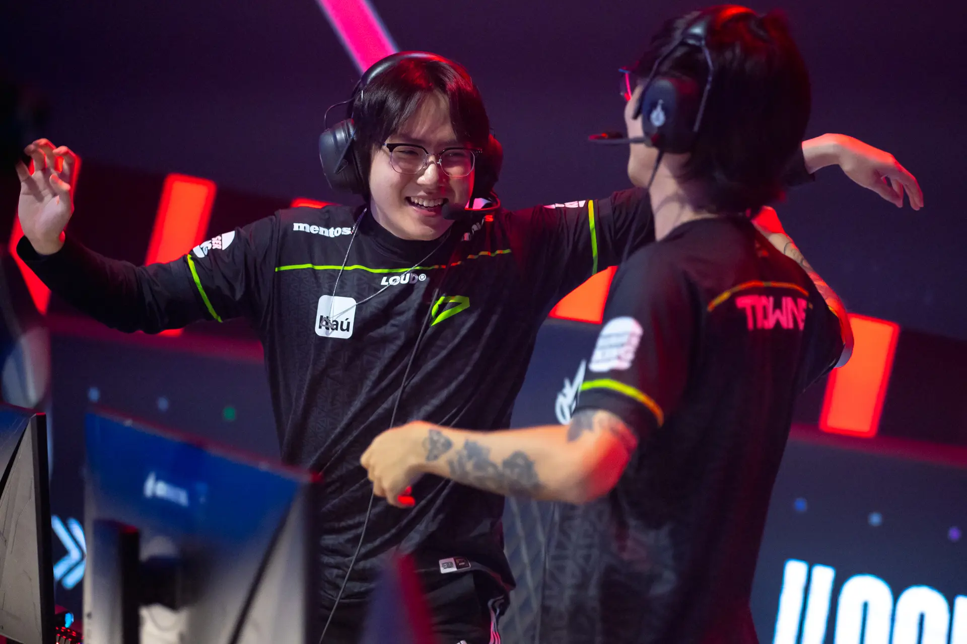 LoL: Os imports que marcaram o CBLOL 5 Jogador Croc abraça companheiro de equipe