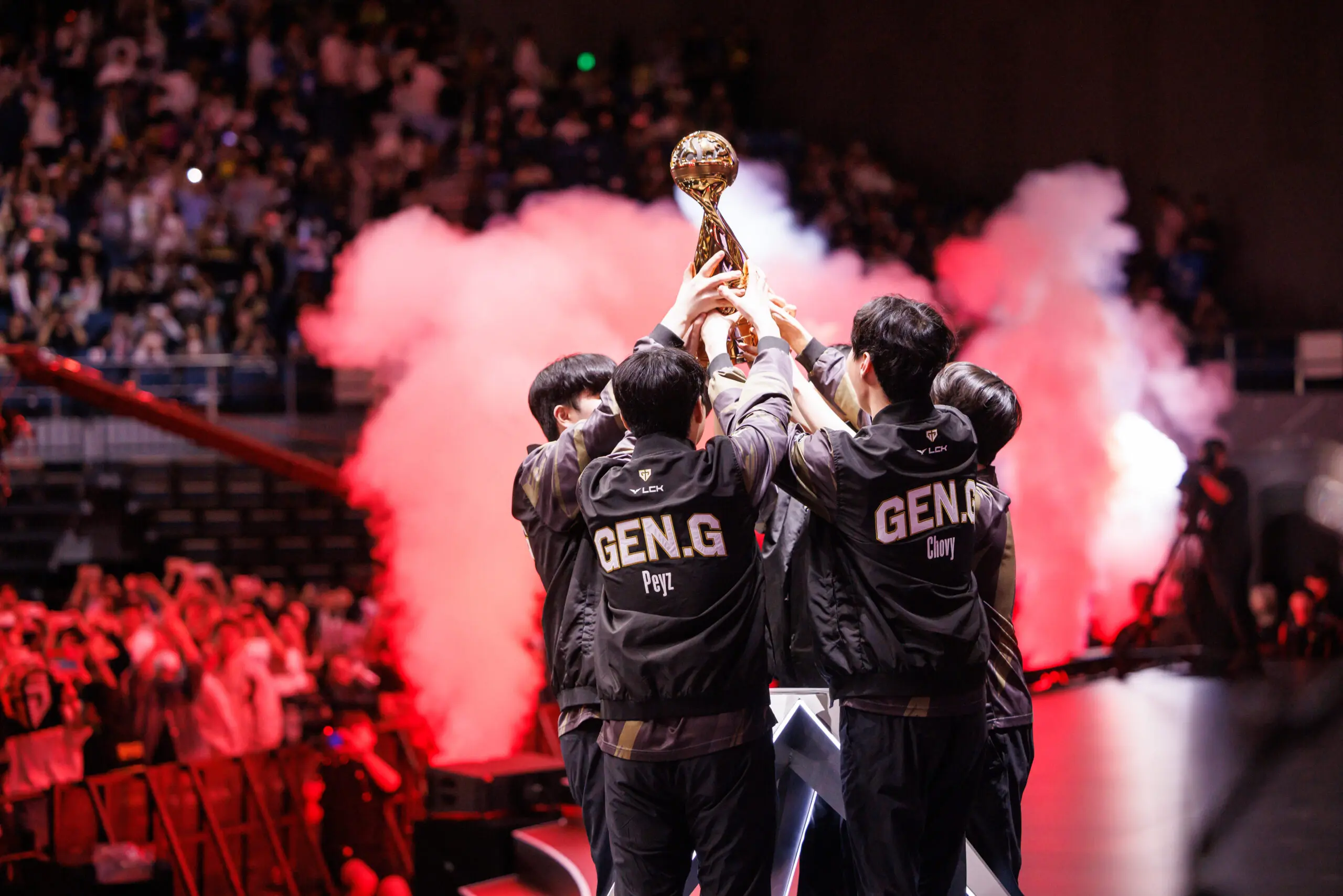 LoL Mundial: Quais participantes do Worlds já foram campeões internacionais? 4 foto dos jogadores da GenG levantando a taça do MSI