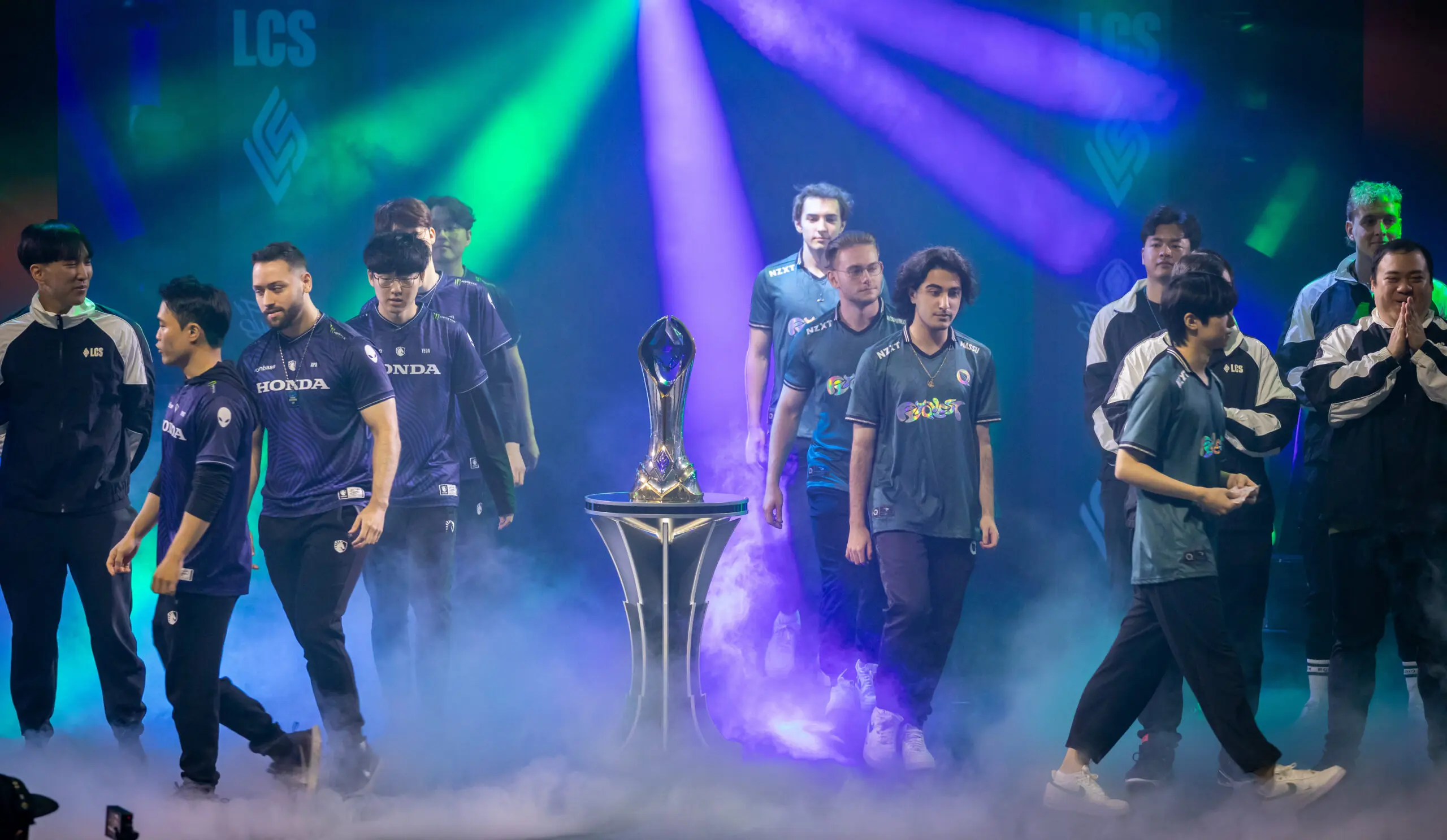 LCS: FlyQuest conquista primeira taça da história da equipe 2 LCS: FlyQuest conquista primeira taça da história da equipe 53978400796 61584ba6b5 o 1 scaled.jpg