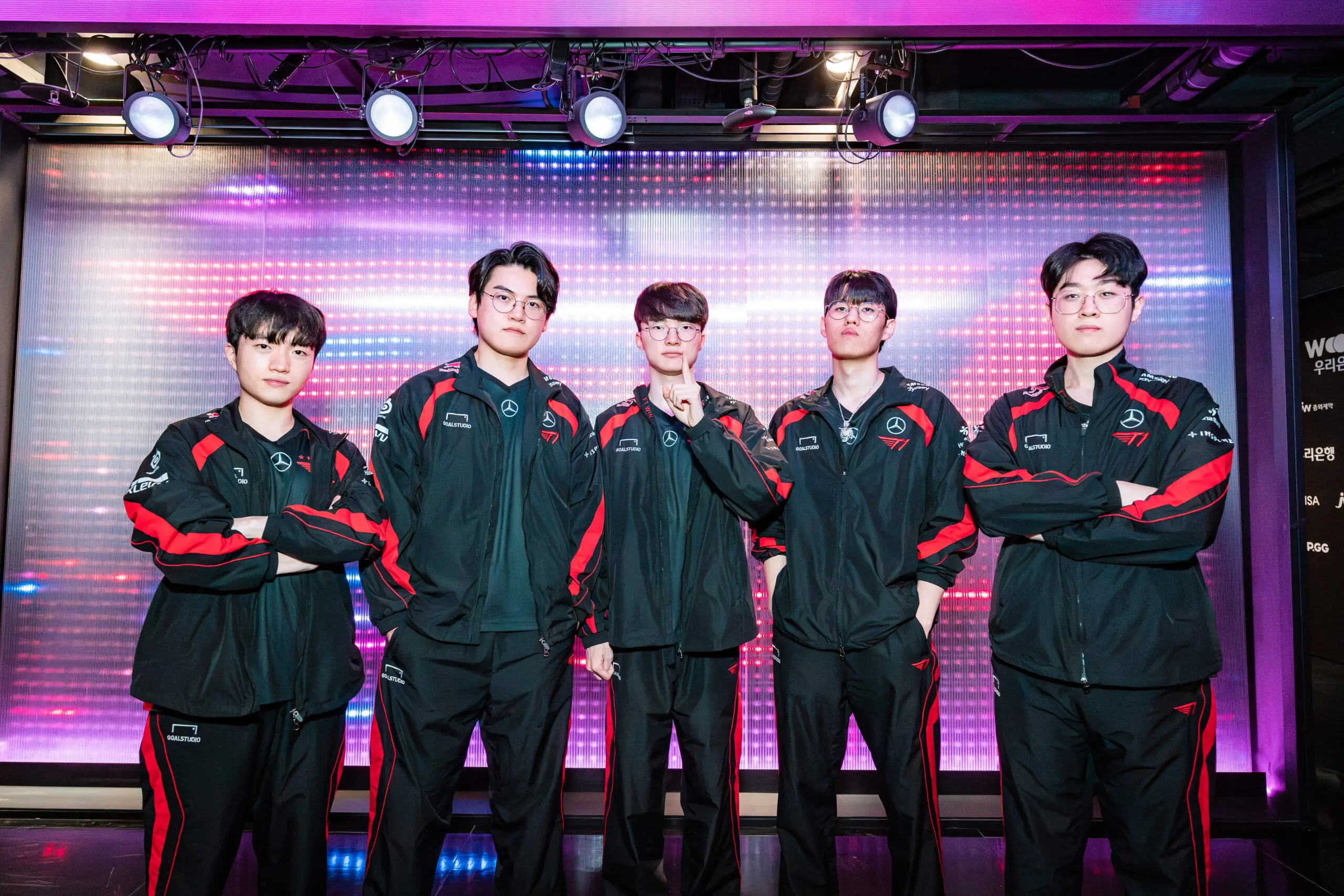 LoL Mundial: Quais participantes do Worlds já foram campeões internacionais? 2 jogadores do time T1 em cima do palco da LCK
