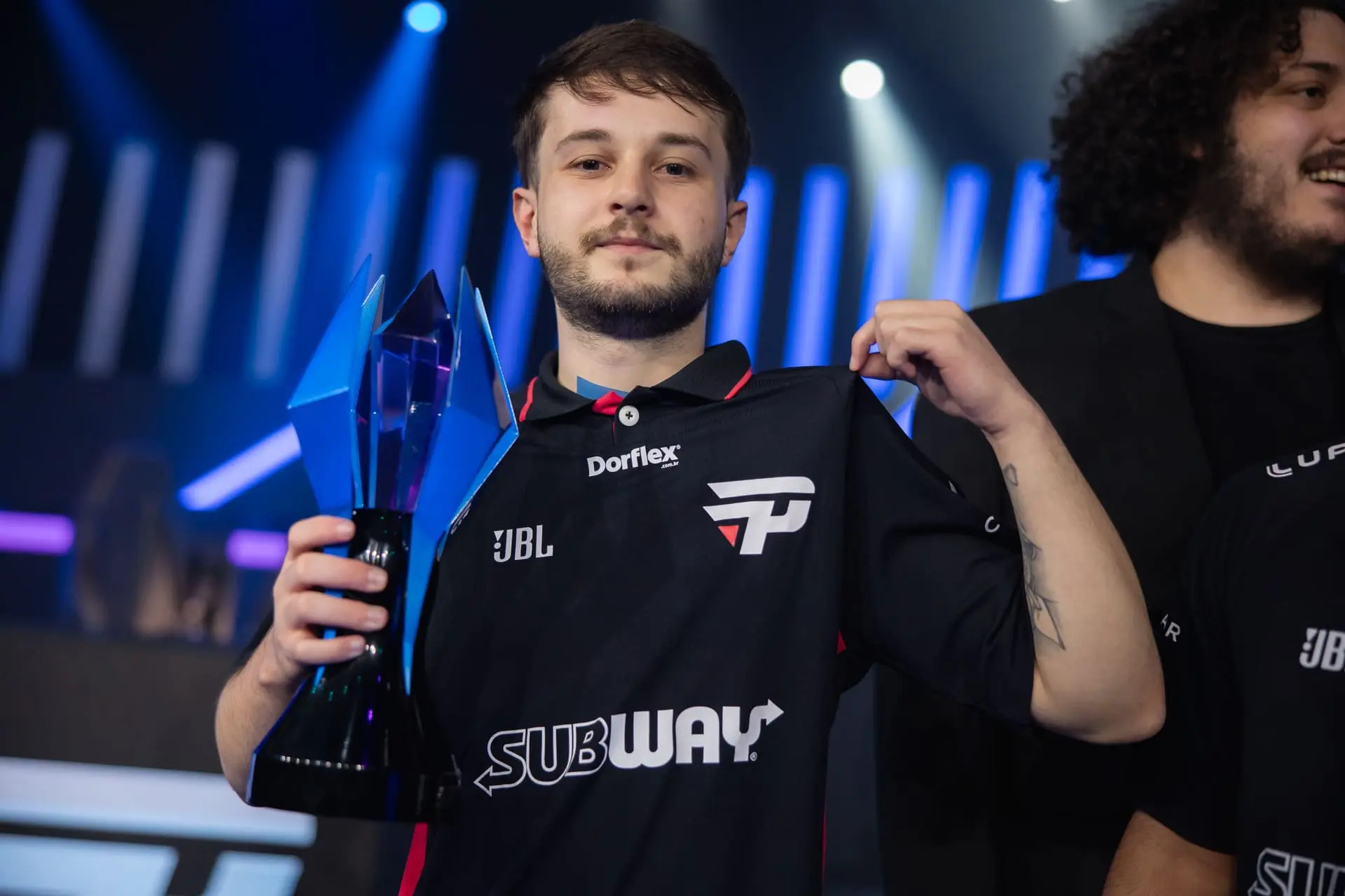 LoL: "Tudo vale a pena para ganhar", diz jogador de time brasileiro 3 Hidan posando para a foto com o troféu do Americas Challengers