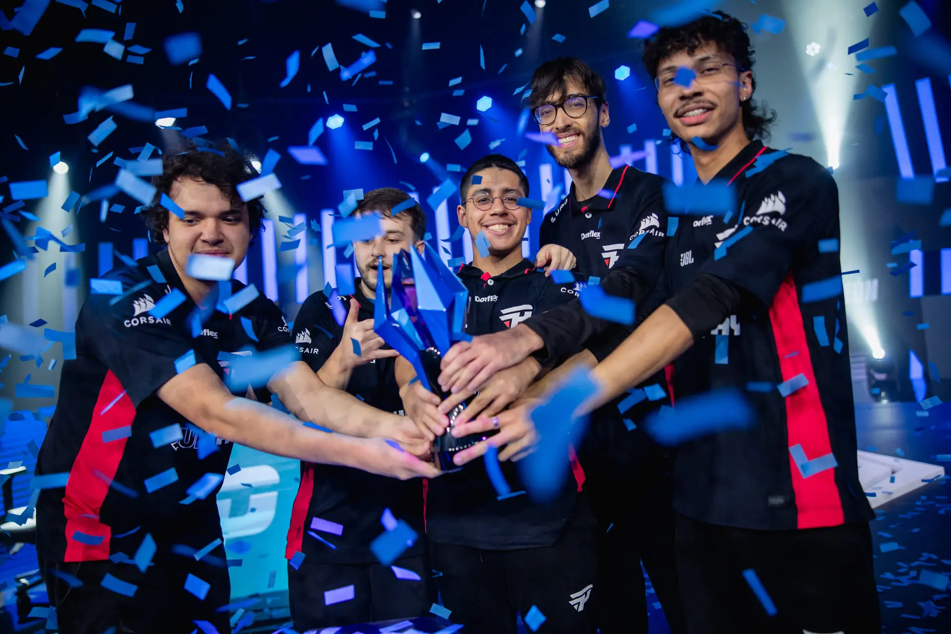 LoL: "Tudo vale a pena para ganhar", diz jogador de time brasileiro 2 paiN academy levantando troféu do Americas Challengers