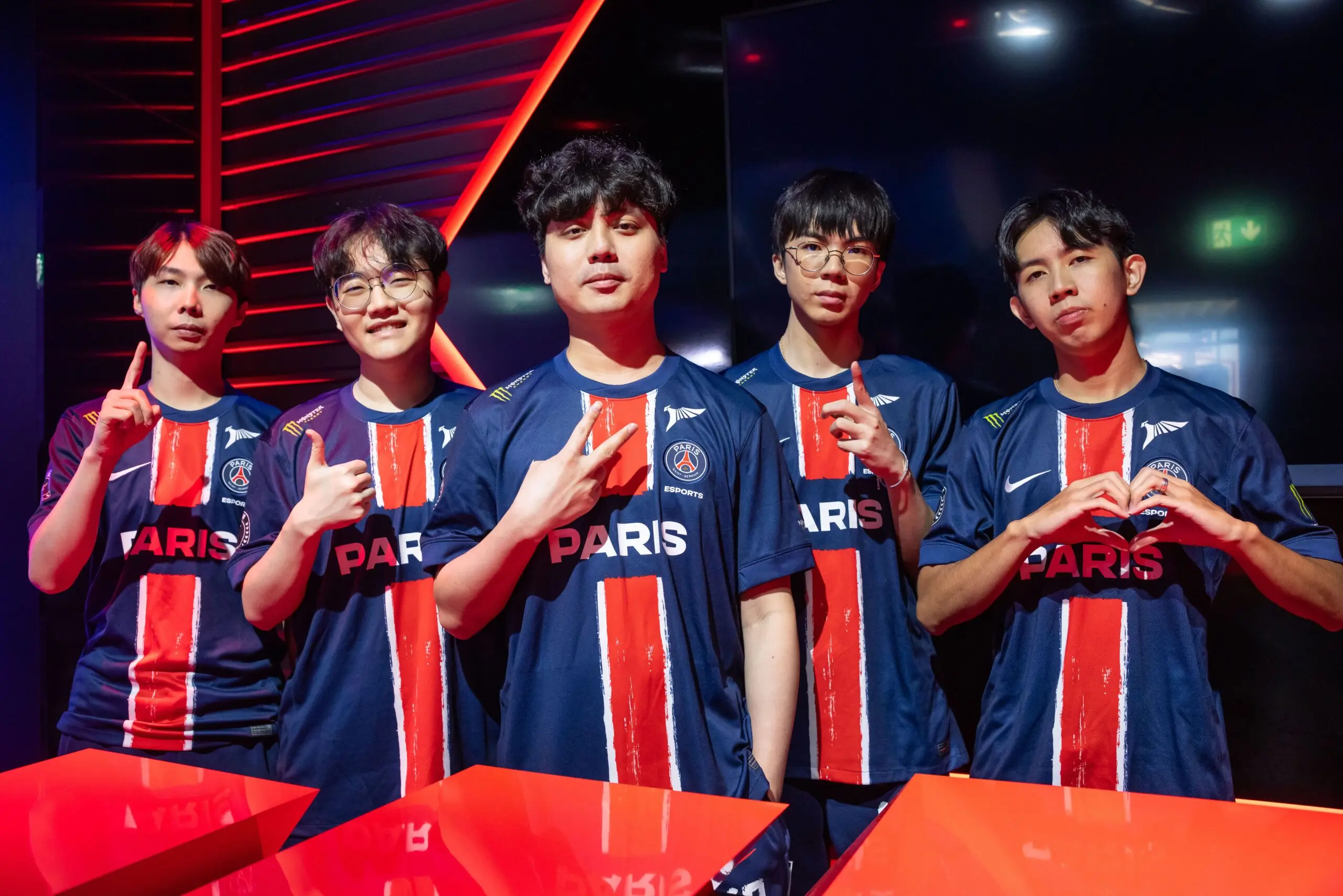 Mundial LoL: paiN vence primeiro jogo da série contra a PSG 2 jogadores da PSG enfileirados posando para foto no Mundial de Lol