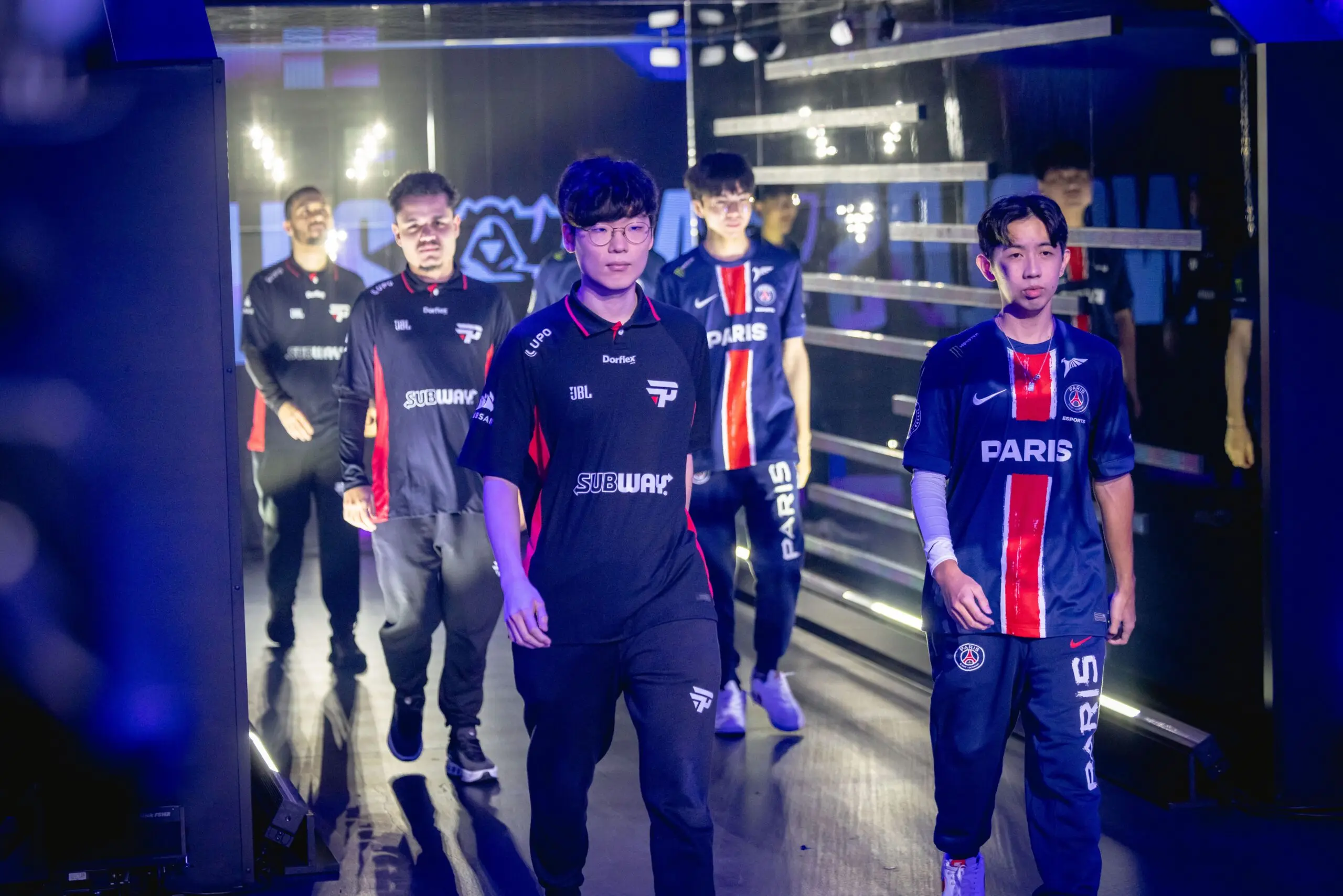 Mundial LoL: paiN vence primeiro jogo da série contra a PSG 3 jogadores da paiN Gaming e PSG Talon entrando no palco do Mundial de LoL
