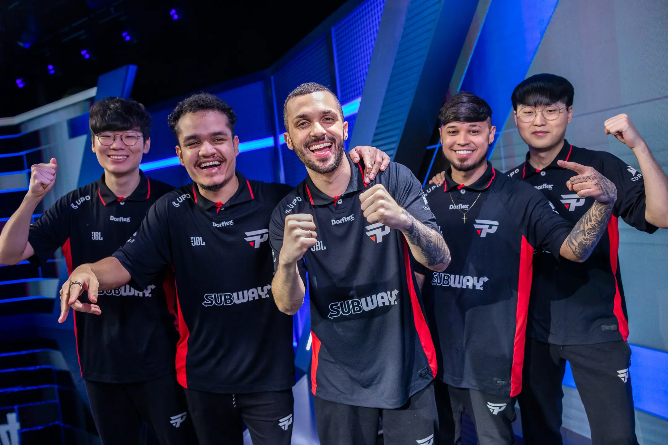 Mundial LoL: "um pouquinho de sentimento de vingança" comenta Dynquedo 2 foto dos jogadores da paiN Gaming no Mundial de LoL