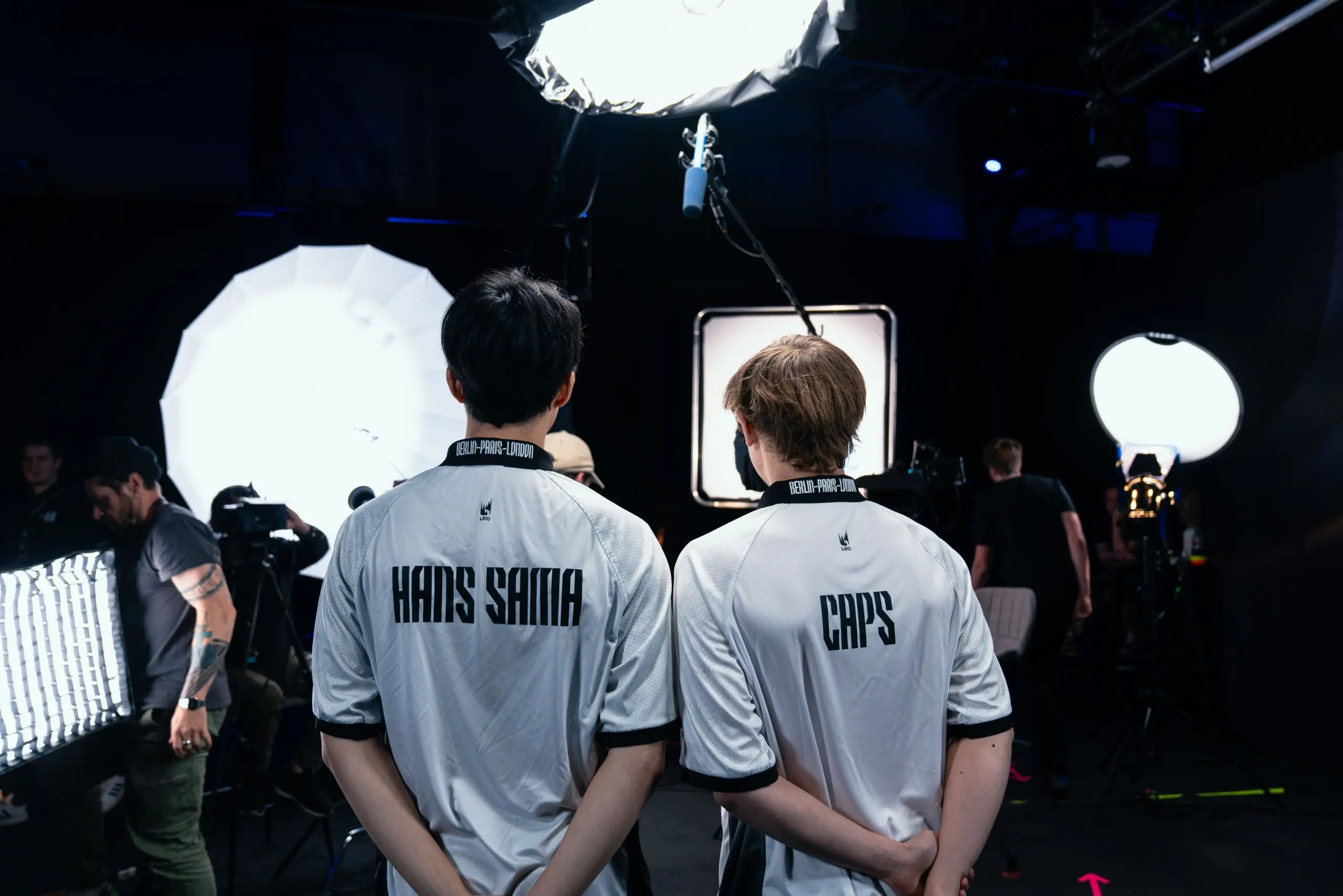 Mundial LoL: Quando a paiN Gaming joga contra a G2 Esports? 2 caps e hans sama de costas no estúdio do mundial de lol
