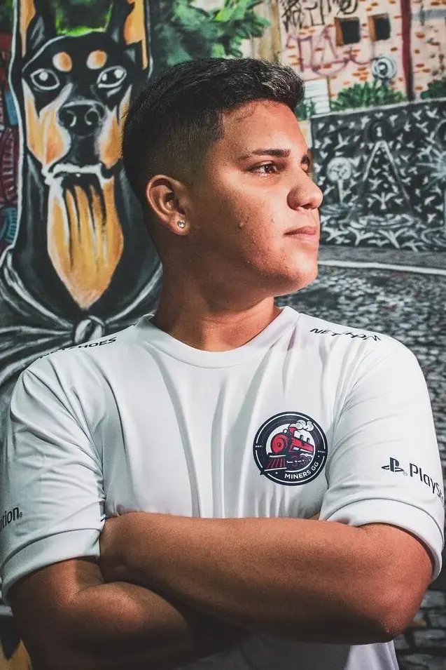 FFWS BR: Fluxo em dose dupla na seleção WB 6 Raone posando para a foto com o uniforme da Miners