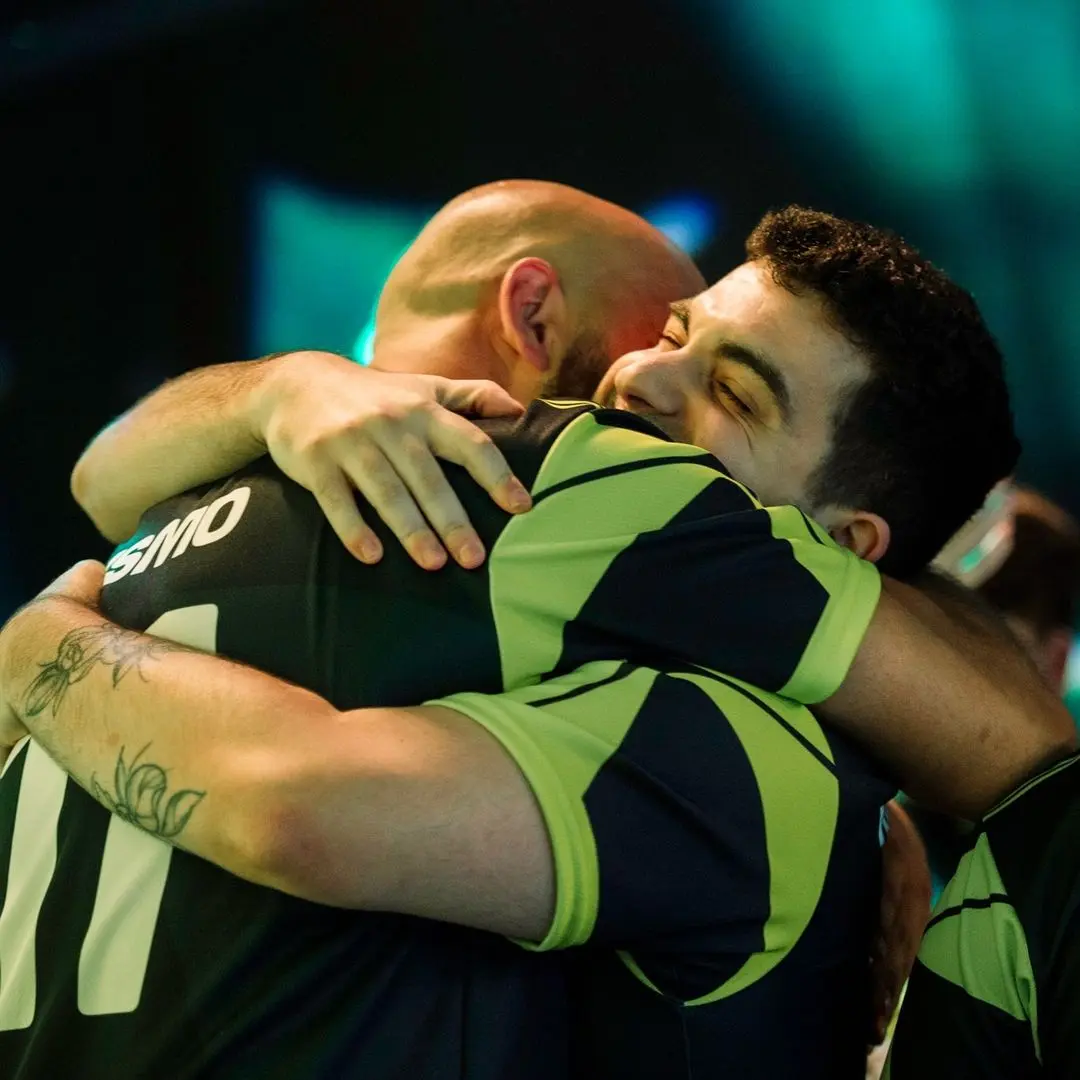 VALORANT: Equipe brasileira enfrentou M80 na final do VCT Americas Ascension 2 Jogadores da M80 se abraçando no palco do Ascension