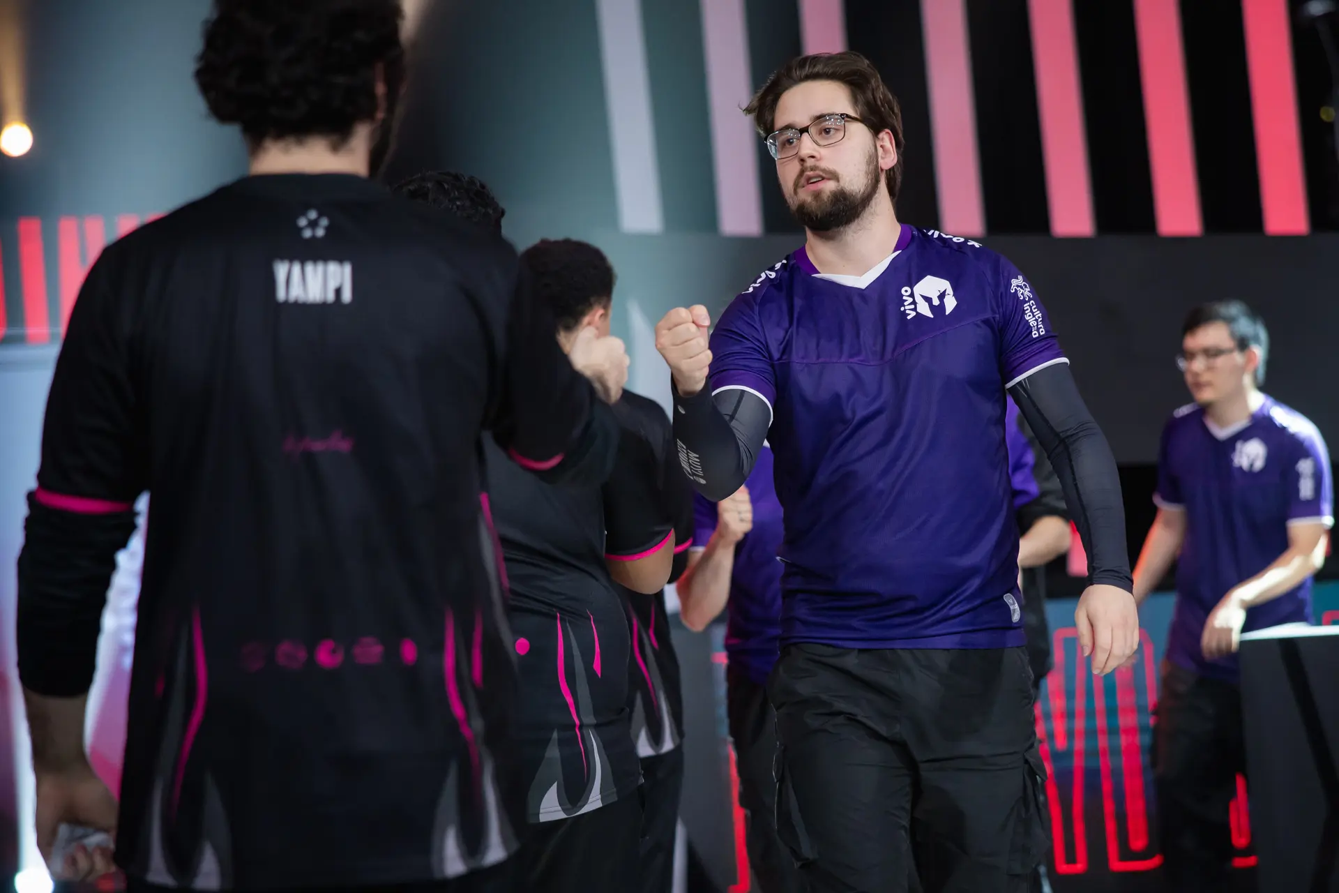 LoL: Import de equipe brasileira anuncia estar aberto para novas oportunidades 3 Smiley cumprimentando jogadores após partida no palco do CBLOL
