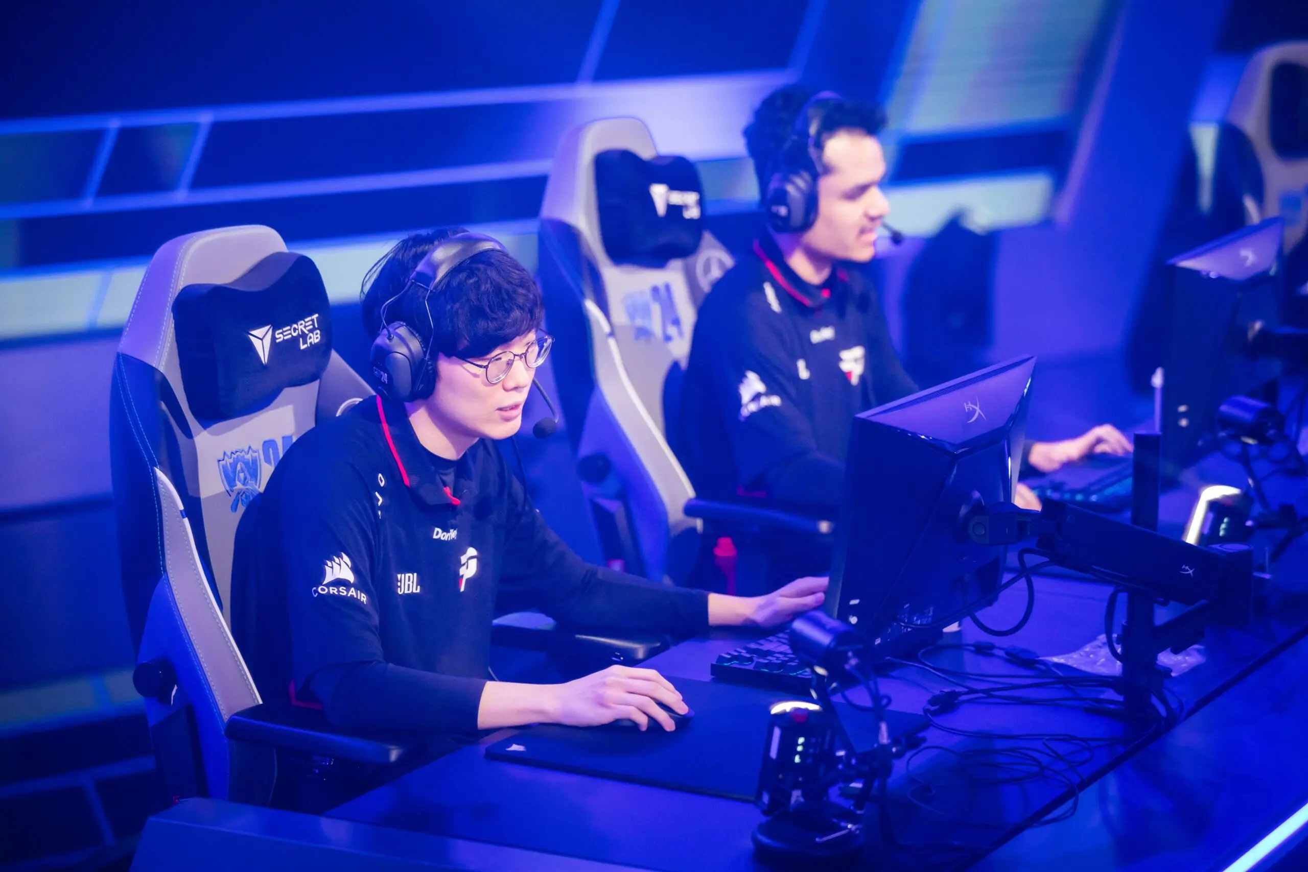 Mundial LoL: paiN luta pela sobrevivência contra Team Liquid 2 Wizer e carioK da paiN jogando no palco do Mundial de LoL