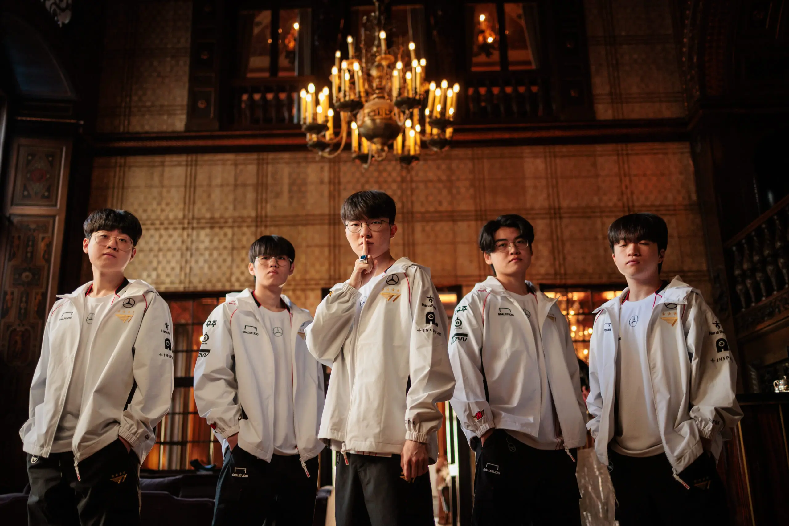 Mundial LoL: paiN Gaming enfrentará a maior lenda da modalidade na segunda fase 2 T1 posa para foto do mundial de LoL