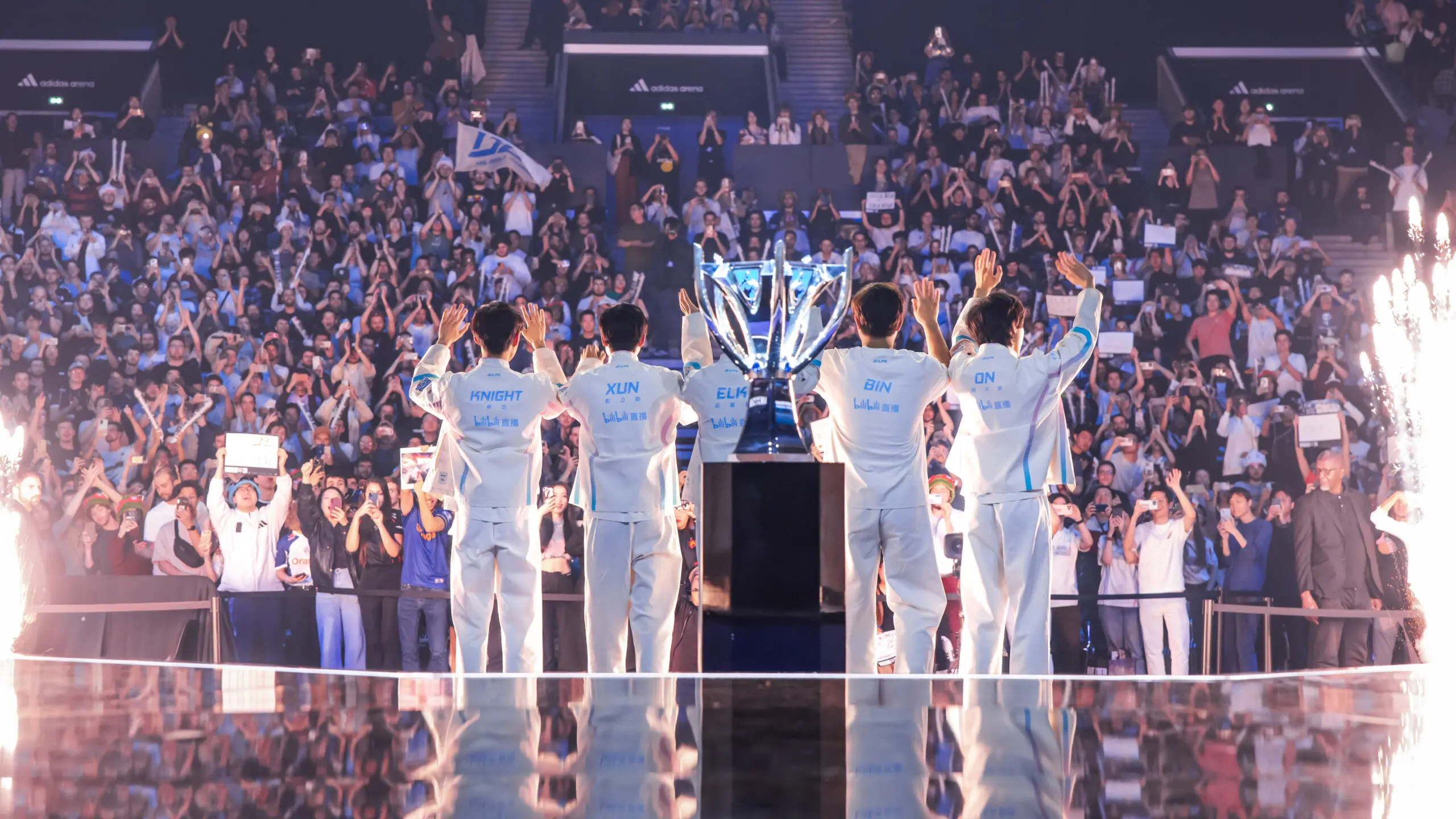 Mundial LoL: BLG Elk acha que o fearless draft "pode aparecer em campeonatos internacionais" 2 time da BLG acenando para o público no mundial do lol