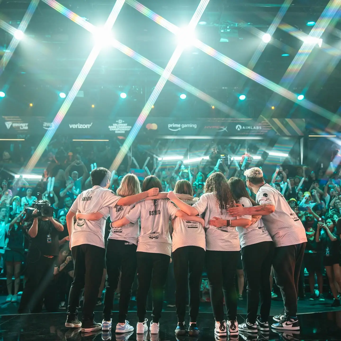 BGS 24: TL joojina diz que busca ser "melhor versão" de si para seguir em constante crescimento 2 equipe da Team Liquid se abraçando no palco