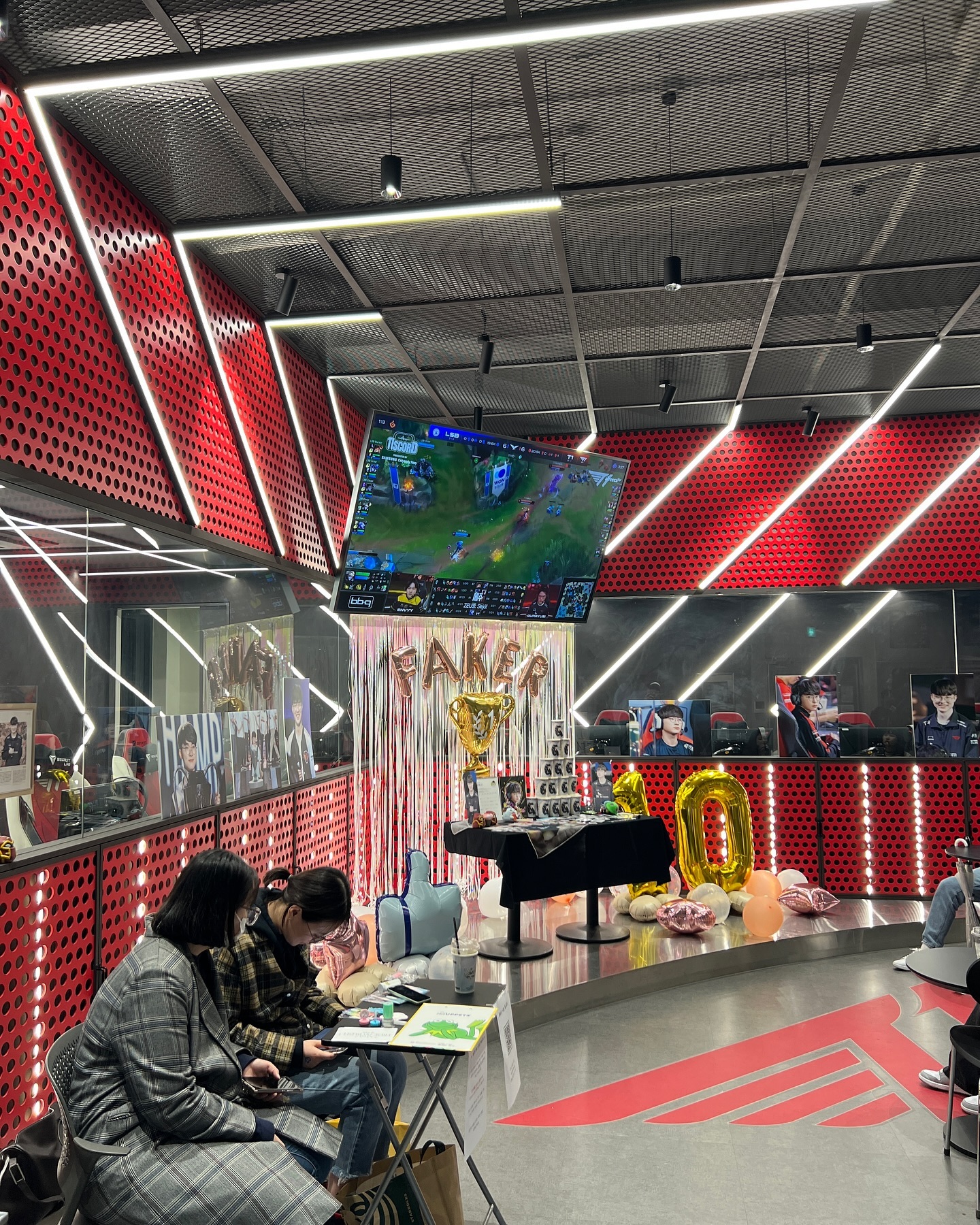 LoL: Cozinheiro da T1 revela o que os maiores campeões comem nas refeições 2 cafeteria da T1 no aniersário do pro player Faker