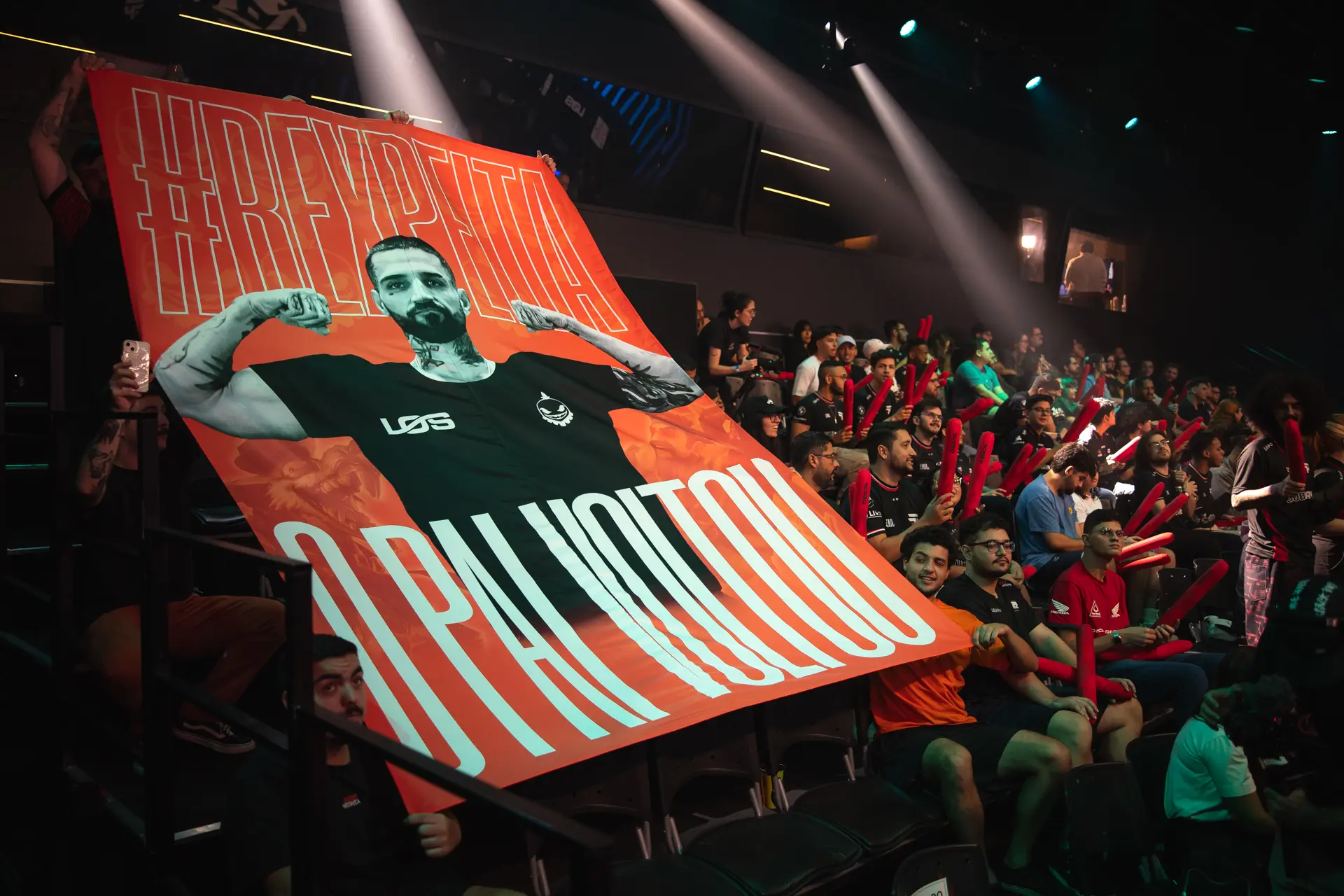 LoL: brTT faz anúncio emocionante e importante em suas redes sociais 2 bandeiderão estendido na plateia do CBLOL