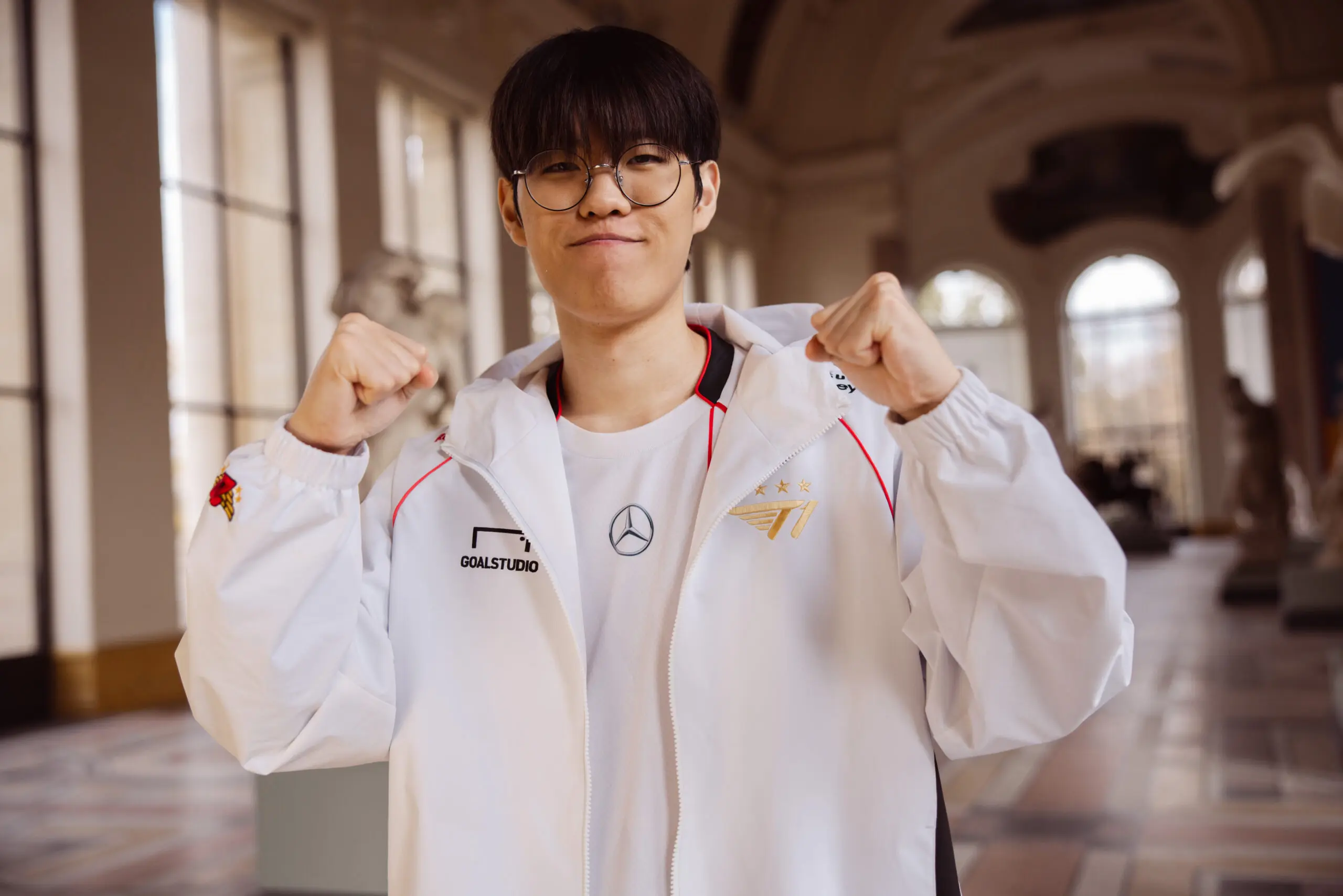 Mundial LoL: Documentário da T1 conta as histórias de Oner 2 Oner da T1 posando para foto em media day do Worlds 2024