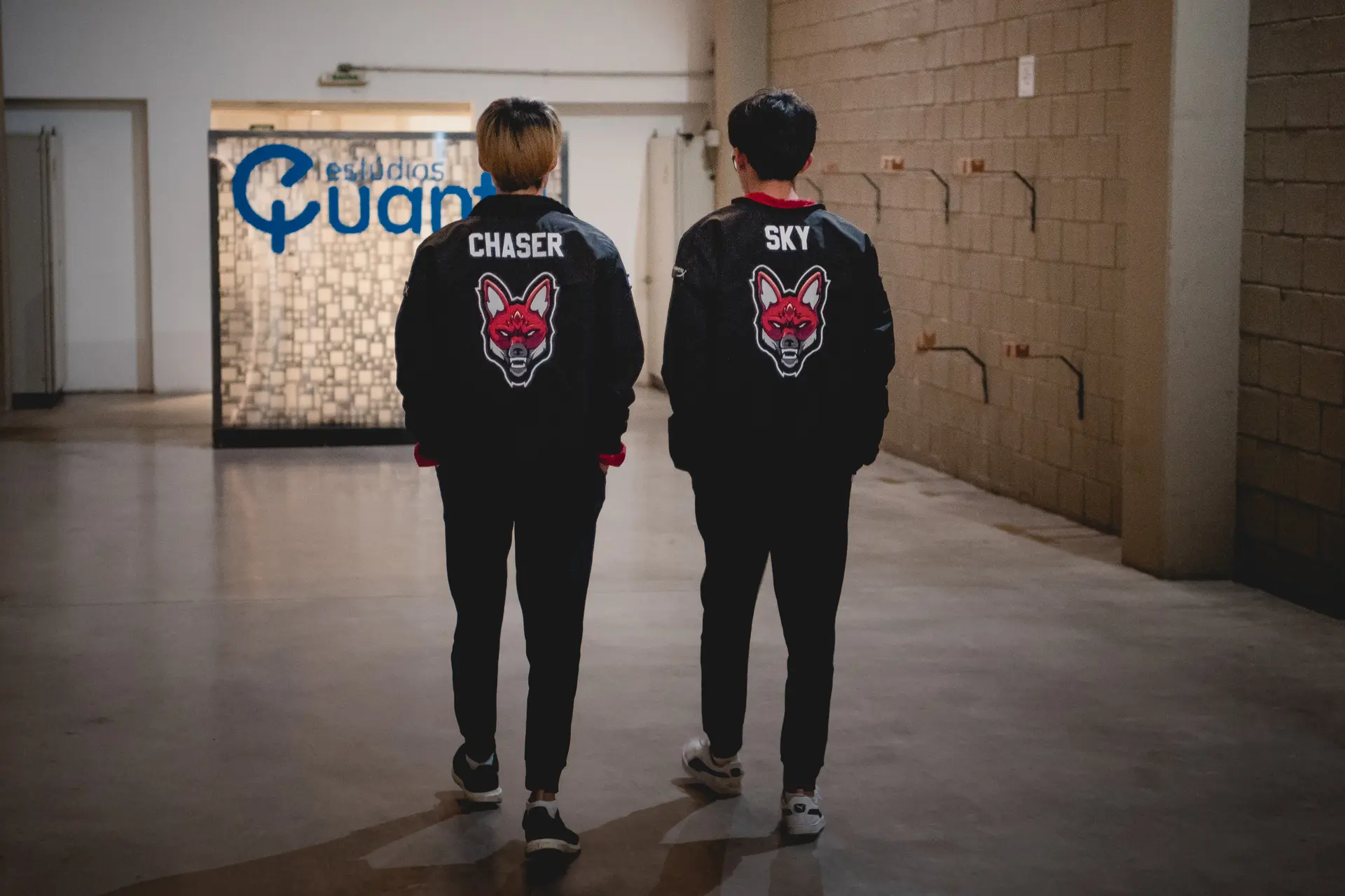 BGS 24: Problemas com jogadores estrangeiros trazem lembranças amargas ao dono da RED 3 jogadores Sky e Chaser andando pelos estúdio da Riot Games durante CBLOL 2018