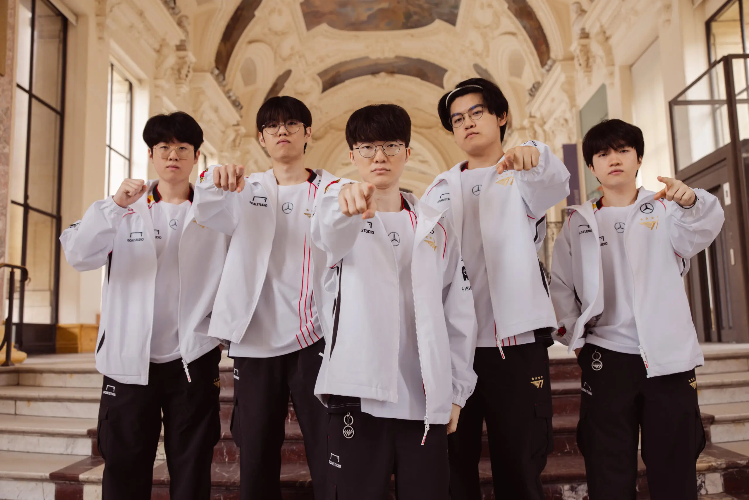 LoL: Riot revela campeões da T1 que vão ganhar skins; Confira t1 worlds media day 1 scaled.jpg