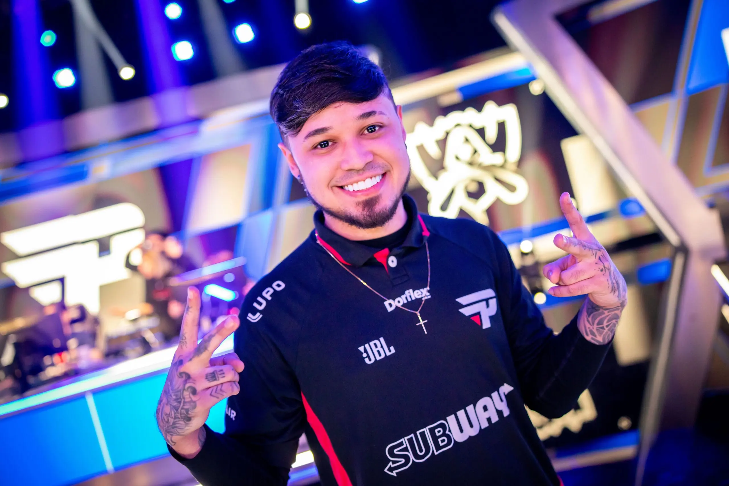 Worlds LoL: A era TitaN, relembre trajetória do campeão 2 atirador da paiN Gaming posando para foto no palco do Worlds de League of Legends