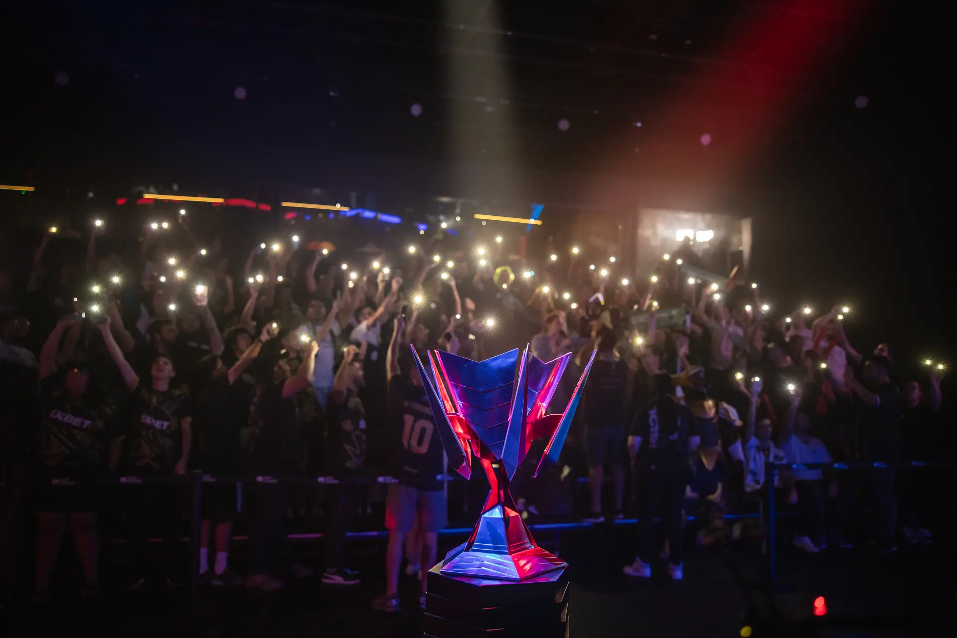 LoL: TL Rakin opina que fusão entre das regiões e criação da LTA 2 torcedores com luzes e o troféu do CBLOL