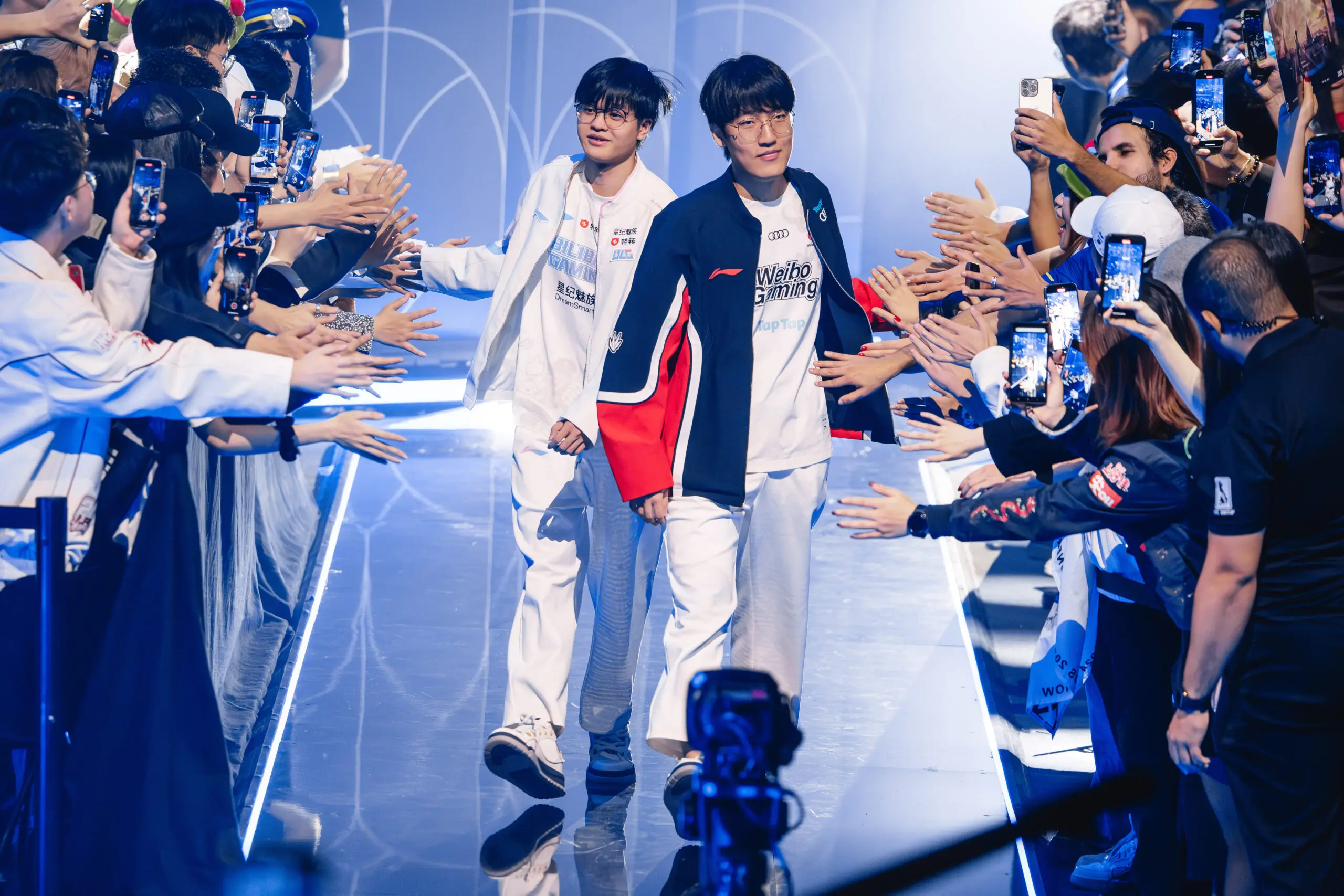 Mundial lol: Primeiro finalista é definido entre times chineses 2 jogadores da WBG e BLG entrando no palco do mundial de LoL