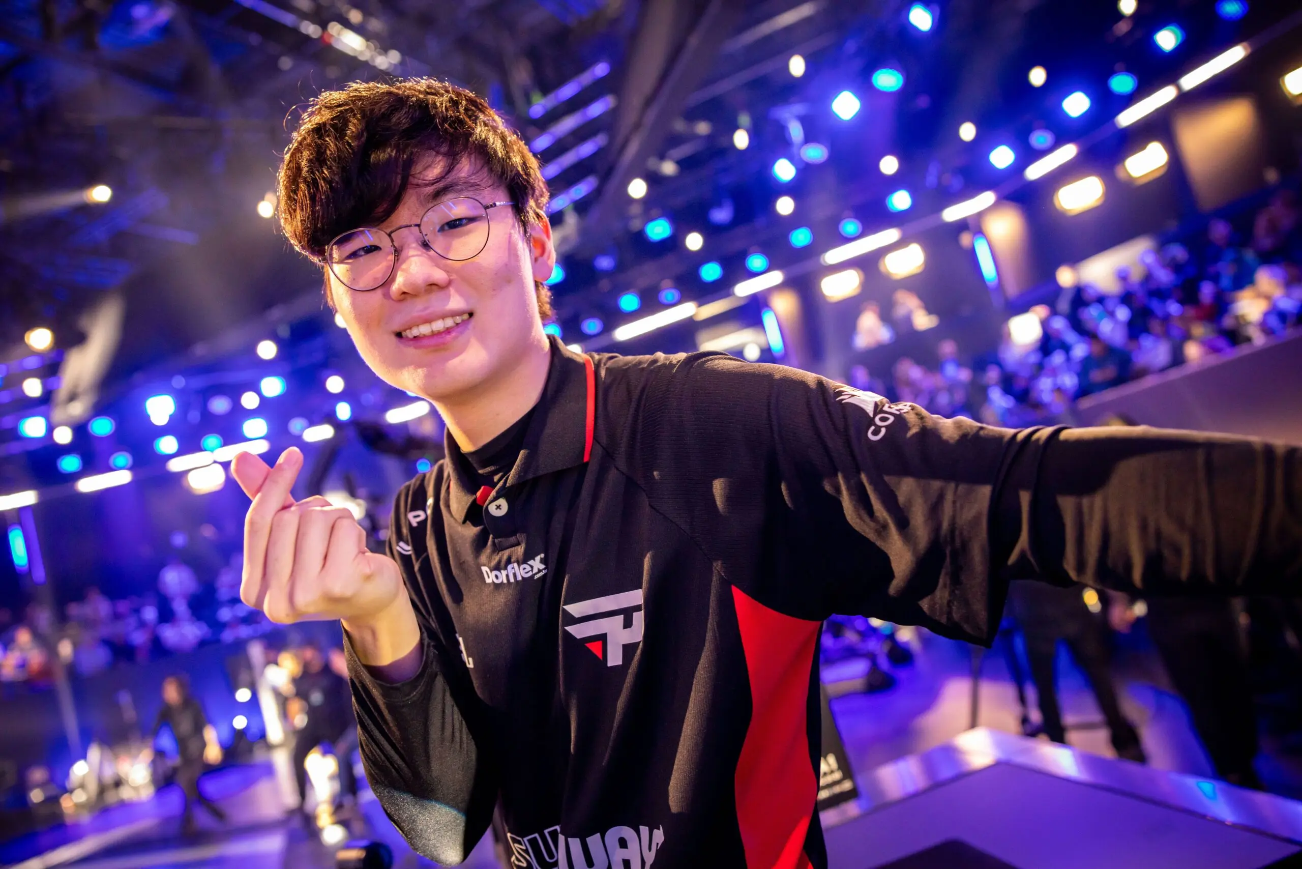 LoL: paiN Wizer revela que pode "adiar" ida ao exército, saiba mais 2 top laner da paiN Gaming Wizer posando para foto no palco do Mundial de LoL