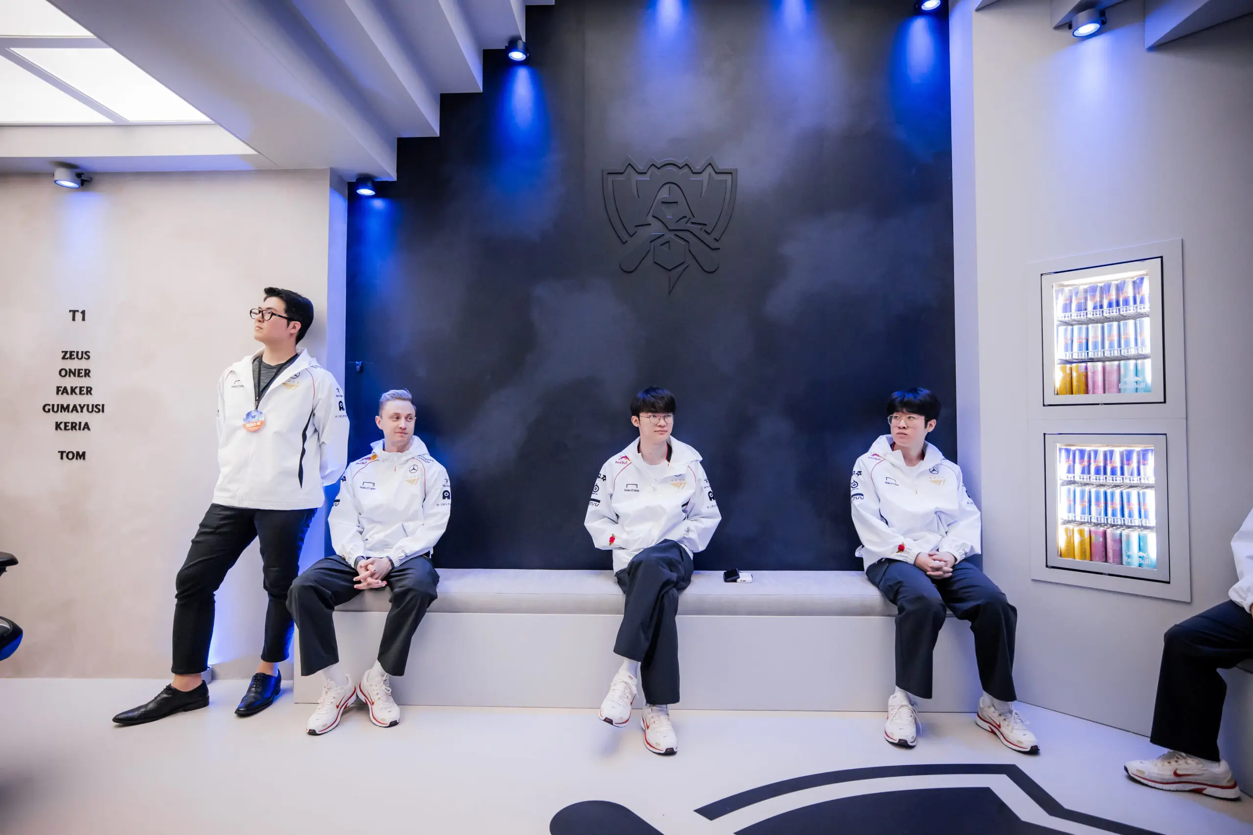 LoL: T1 cancela programação após sofrer ataque cibernético 2 jogadores da T1 posando para foto