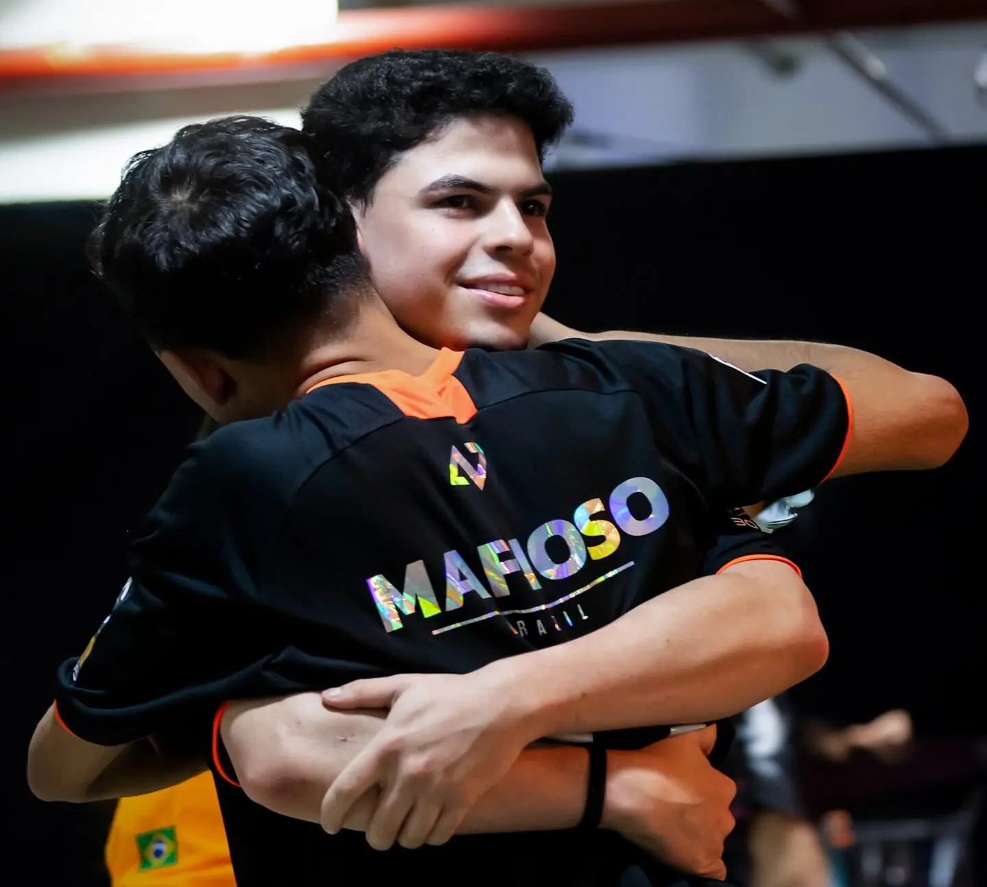 PUBG Mobile: Brasileiros têm começo difícil na etapa de sobrevivência no PMGC 2 jogadores de PUBG Mobile da Alpha 7 se abraçando depois de partida