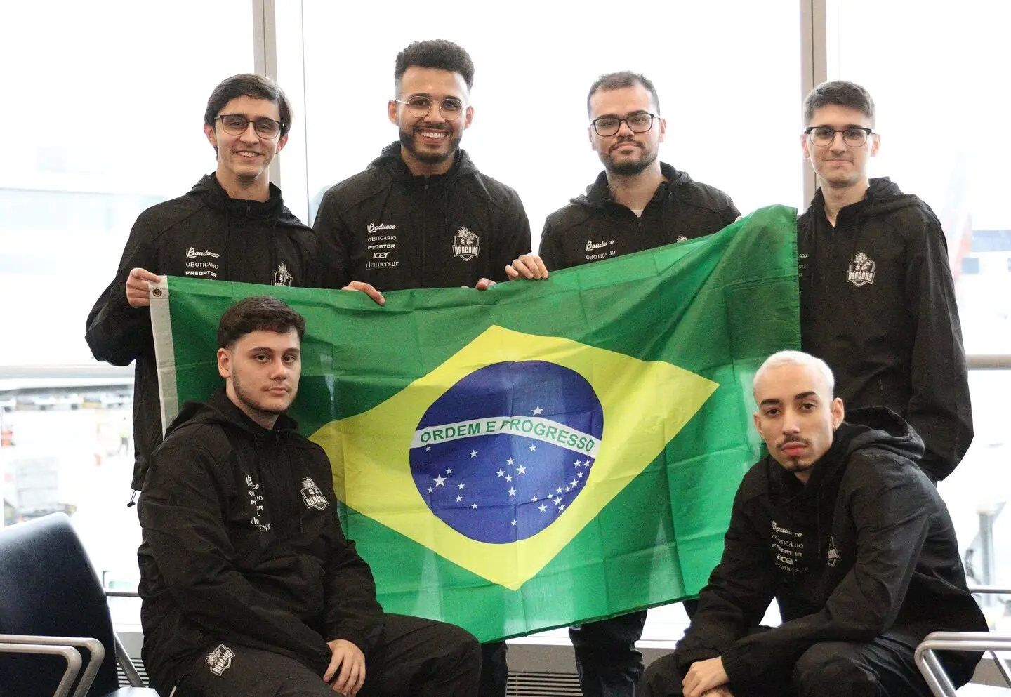R6: Equipe brasileira corre risco de ser eliminada de Major, entenda 2 time da Black Dragons de R6 posando para foto com a bandeira do Brasil