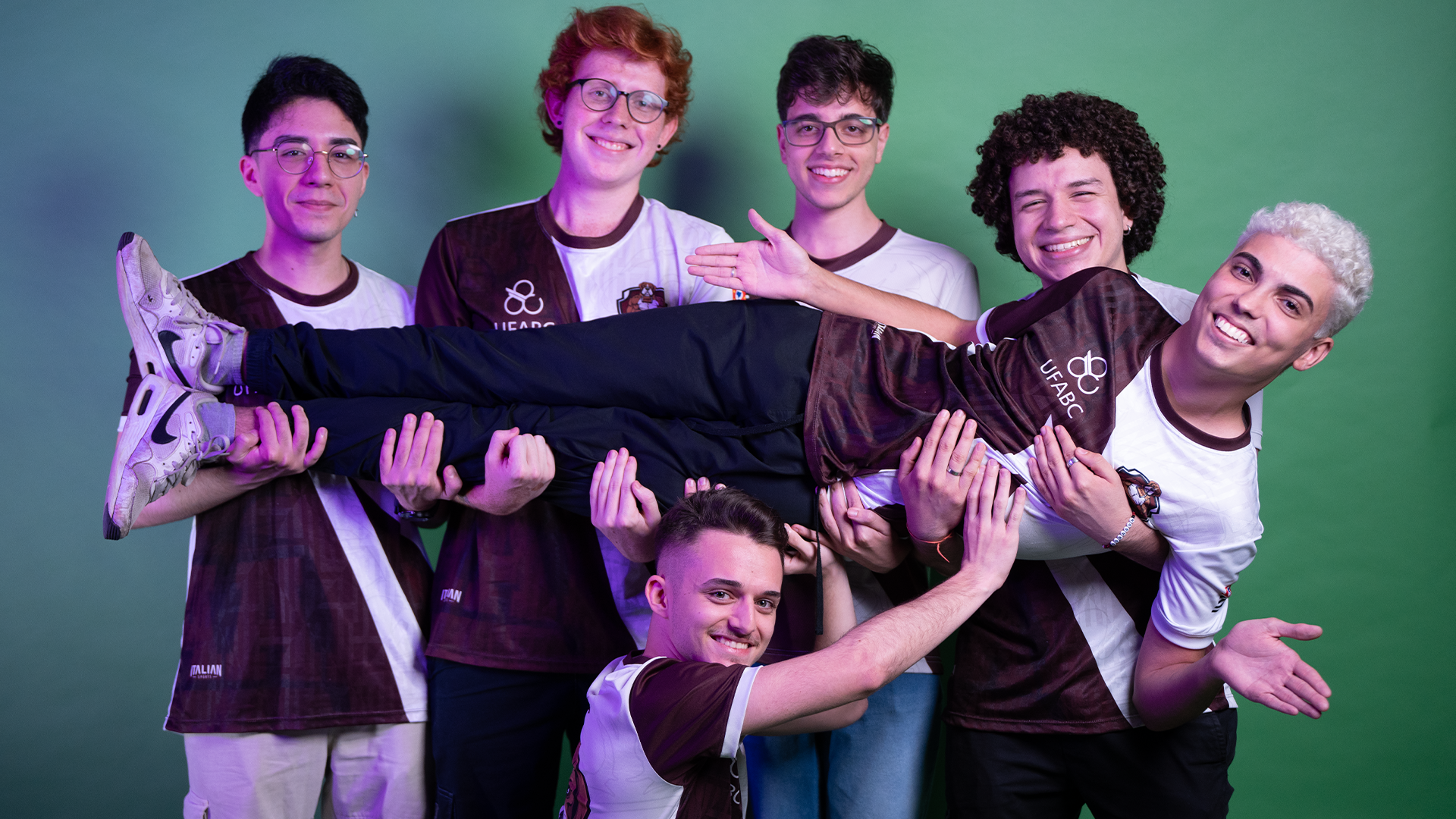 eSports: "É algo sensacional" jogar nos estúdios da Riot Games, conta jogador universitário 2 time de VALORANT da CAAP E-Sports posando para a foto